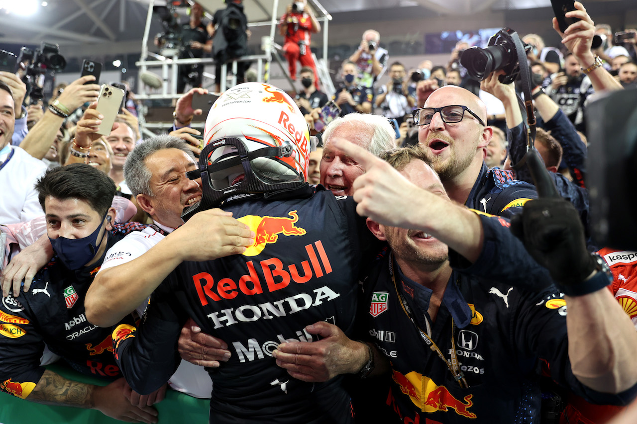 GP ABU DHABI, 1st place e new World Champion, Max Verstappen (NLD) Red Bull Racing RB16B.
12.12.2021. Formula 1 World Championship, Rd 22, Abu Dhabi Grand Prix, Yas Marina Circuit, Abu Dhabi, Gara Day.
- www.xpbimages.com, EMail: requests@xpbimages.com © Copyright: Batchelor / XPB Images