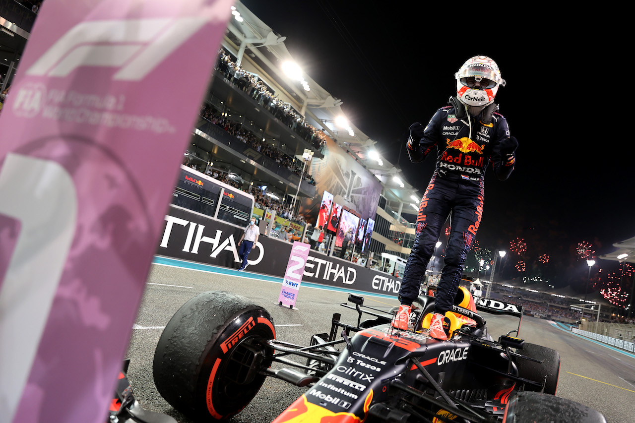 GP ABU DHABI, 1st place e new World Champion, Max Verstappen (NLD) Red Bull Racing RB16B.
12.12.2021. Formula 1 World Championship, Rd 22, Abu Dhabi Grand Prix, Yas Marina Circuit, Abu Dhabi, Gara Day.
- www.xpbimages.com, EMail: requests@xpbimages.com © Copyright: Batchelor / XPB Images