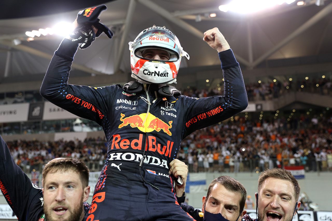 GP ABU DHABI, 1st place e new World Champion, Max Verstappen (NLD) Red Bull Racing RB16B.
12.12.2021. Formula 1 World Championship, Rd 22, Abu Dhabi Grand Prix, Yas Marina Circuit, Abu Dhabi, Gara Day.
- www.xpbimages.com, EMail: requests@xpbimages.com © Copyright: Batchelor / XPB Images