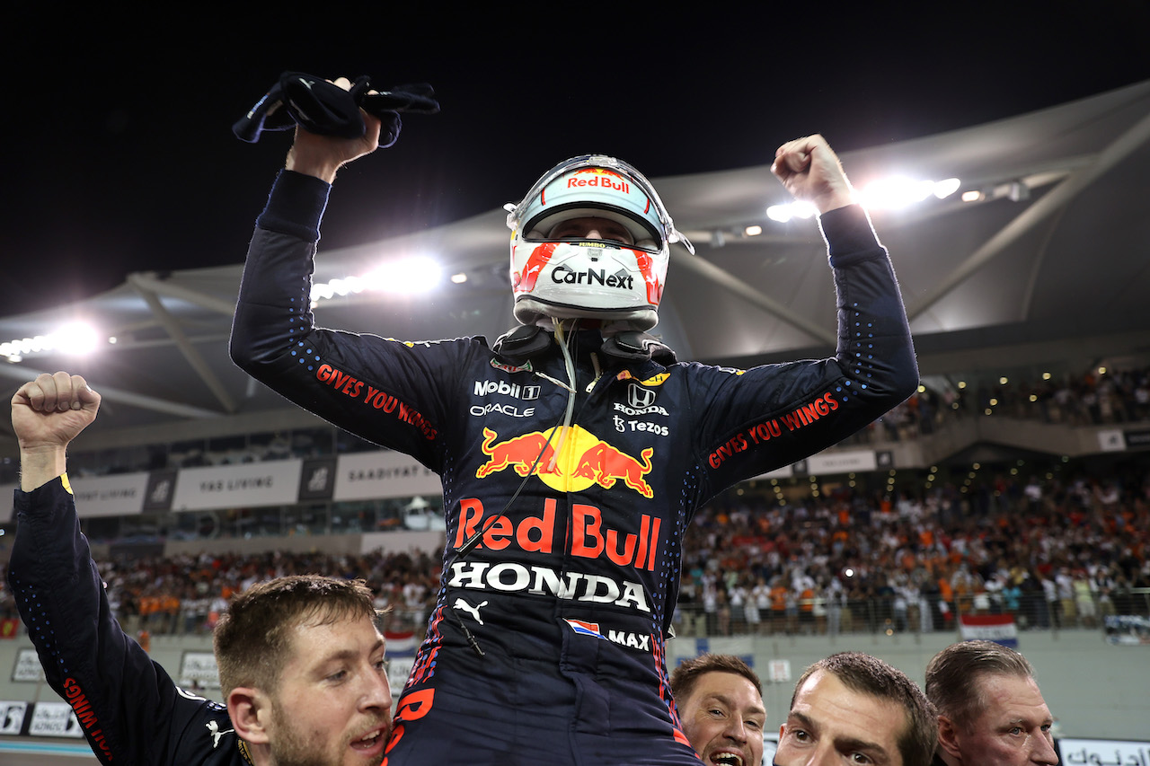 GP ABU DHABI, 1st place e new World Champion, Max Verstappen (NLD) Red Bull Racing RB16B.
12.12.2021. Formula 1 World Championship, Rd 22, Abu Dhabi Grand Prix, Yas Marina Circuit, Abu Dhabi, Gara Day.
- www.xpbimages.com, EMail: requests@xpbimages.com © Copyright: Batchelor / XPB Images