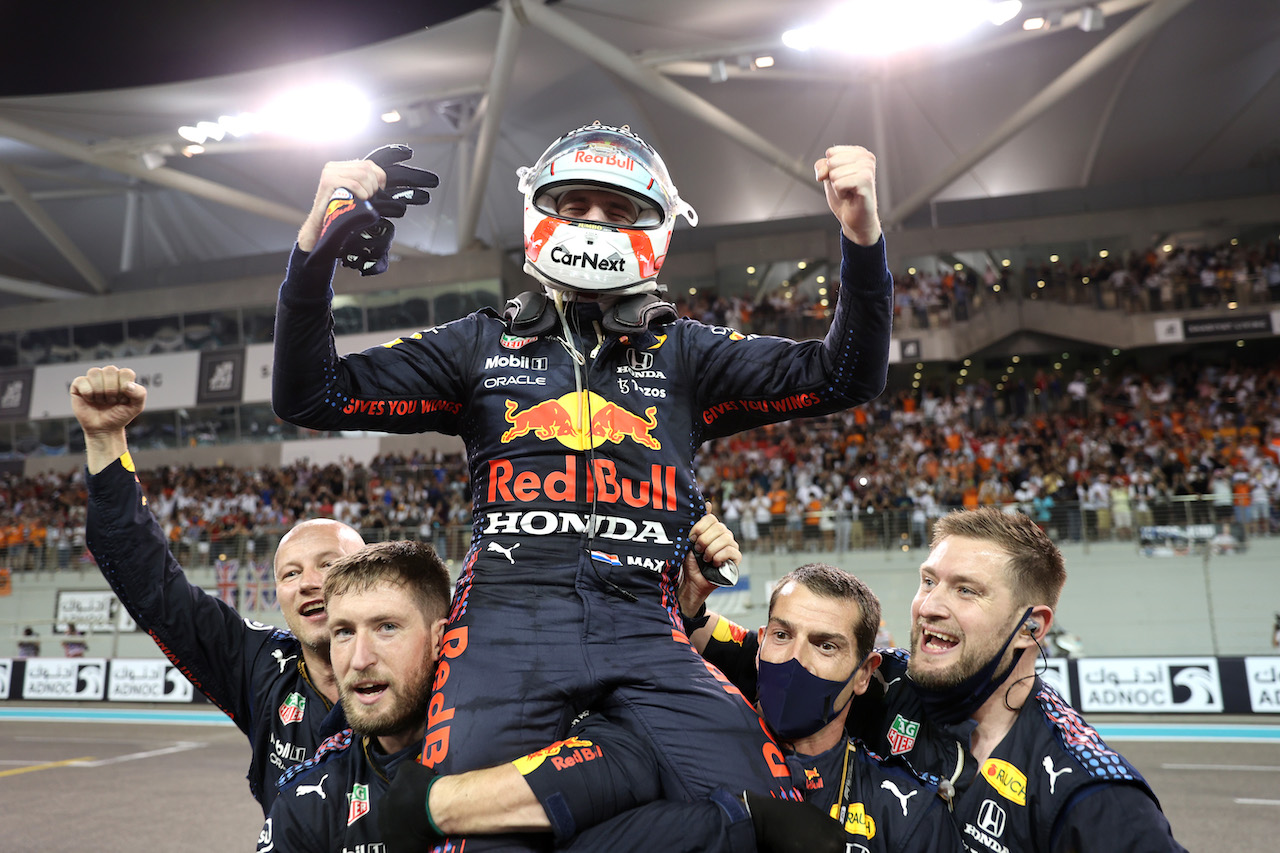 GP ABU DHABI, 1st place e new World Champion, Max Verstappen (NLD) Red Bull Racing RB16B.
12.12.2021. Formula 1 World Championship, Rd 22, Abu Dhabi Grand Prix, Yas Marina Circuit, Abu Dhabi, Gara Day.
- www.xpbimages.com, EMail: requests@xpbimages.com ¬© Copyright: Batchelor / XPB Images