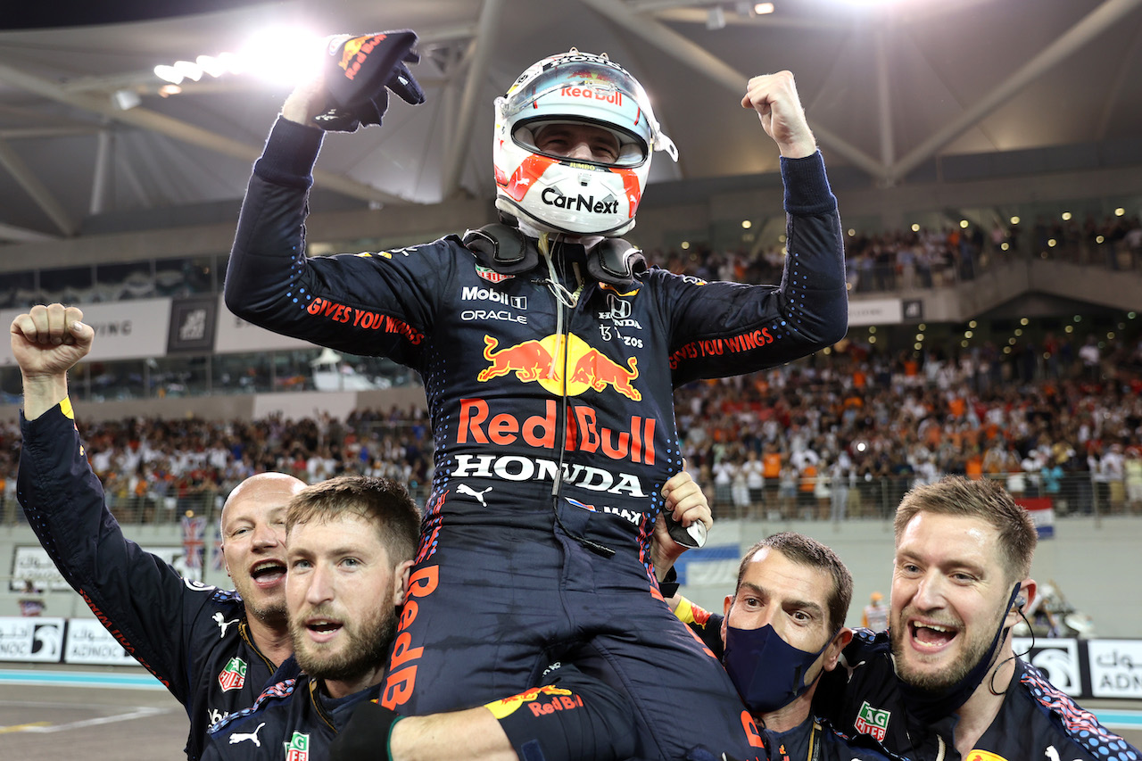 GP ABU DHABI, 1st place e new World Champion, Max Verstappen (NLD) Red Bull Racing RB16B.
12.12.2021. Formula 1 World Championship, Rd 22, Abu Dhabi Grand Prix, Yas Marina Circuit, Abu Dhabi, Gara Day.
- www.xpbimages.com, EMail: requests@xpbimages.com ¬© Copyright: Batchelor / XPB Images