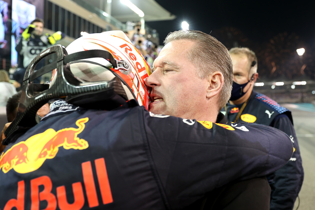 GP ABU DHABI, 1st place e new World Champion, Max Verstappen (NLD) Red Bull Racing RB16B with Jos Verstappen (NLD).
12.12.2021. Formula 1 World Championship, Rd 22, Abu Dhabi Grand Prix, Yas Marina Circuit, Abu Dhabi, Gara Day.
- www.xpbimages.com, EMail: requests@xpbimages.com ¬© Copyright: Batchelor / XPB Images