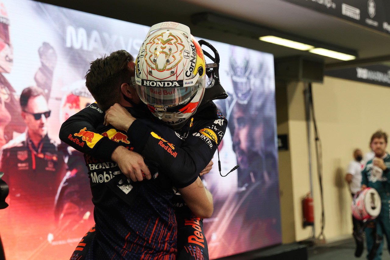 GP ABU DHABI, 1st place e new World Champion, Max Verstappen (NLD) Red Bull Racing RB16B.
12.12.2021. Formula 1 World Championship, Rd 22, Abu Dhabi Grand Prix, Yas Marina Circuit, Abu Dhabi, Gara Day.
- www.xpbimages.com, EMail: requests@xpbimages.com ¬© Copyright: Batchelor / XPB Images