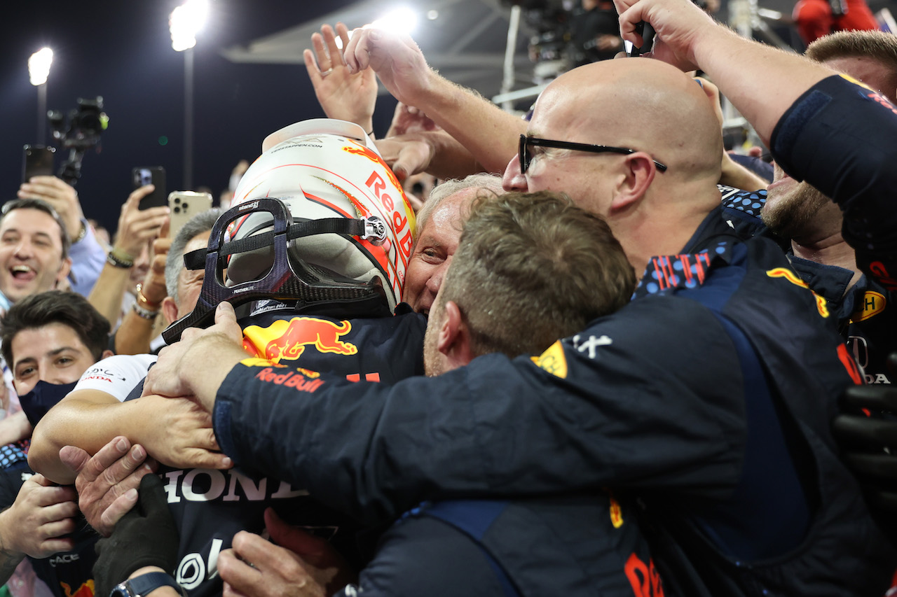 GP ABU DHABI, 1st place e new World Champion, Max Verstappen (NLD) Red Bull Racing RB16B.
12.12.2021. Formula 1 World Championship, Rd 22, Abu Dhabi Grand Prix, Yas Marina Circuit, Abu Dhabi, Gara Day.
- www.xpbimages.com, EMail: requests@xpbimages.com © Copyright: Batchelor / XPB Images
