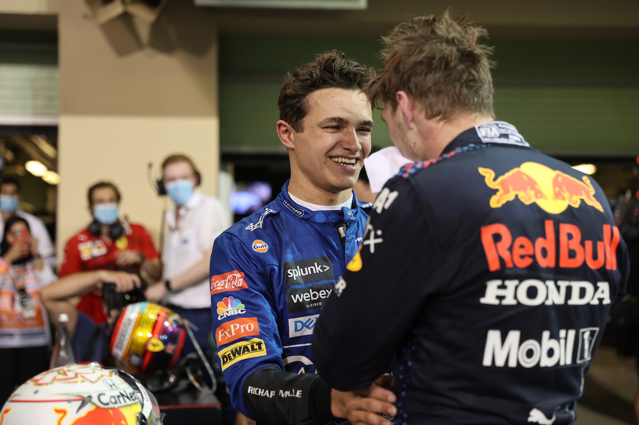 GP ABU DHABI, Lewis Hamilton (GBR) Mercedes AMG F1 W12 e 1st place e new World Champion, Max Verstappen (NLD) Red Bull Racing RB16B.
12.12.2021. Formula 1 World Championship, Rd 22, Abu Dhabi Grand Prix, Yas Marina Circuit, Abu Dhabi, Gara Day.
- www.xpbimages.com, EMail: requests@xpbimages.com ¬© Copyright: Batchelor / XPB Images