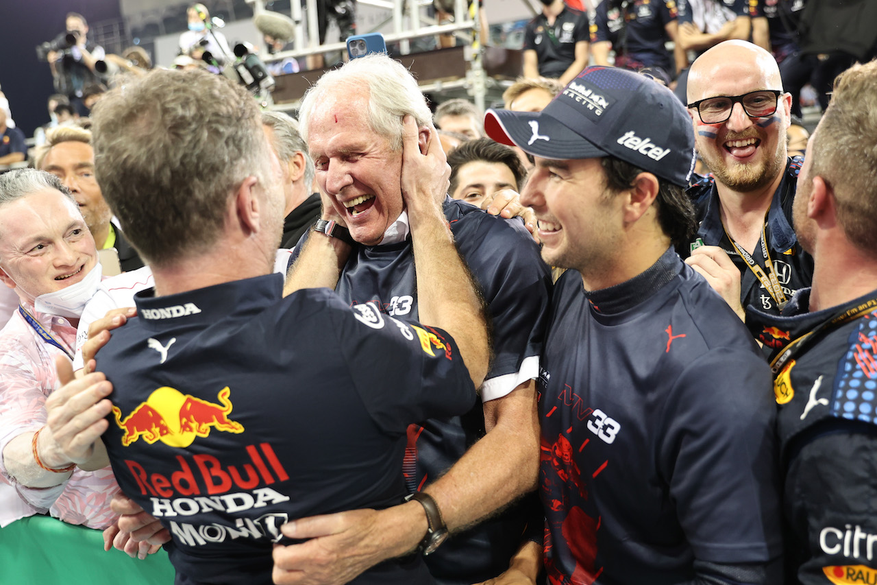 GP ABU DHABI,  Dr Helmut Marko (AUT) Red Bull Motorsport Consultant, Christian Horner (GBR) Red Bull Racing Team Principal e Sergio Perez (MEX) Red Bull Racing RB16B.
12.12.2021. Formula 1 World Championship, Rd 22, Abu Dhabi Grand Prix, Yas Marina Circuit, Abu Dhabi, Gara Day.
- www.xpbimages.com, EMail: requests@xpbimages.com © Copyright: Batchelor / XPB Images