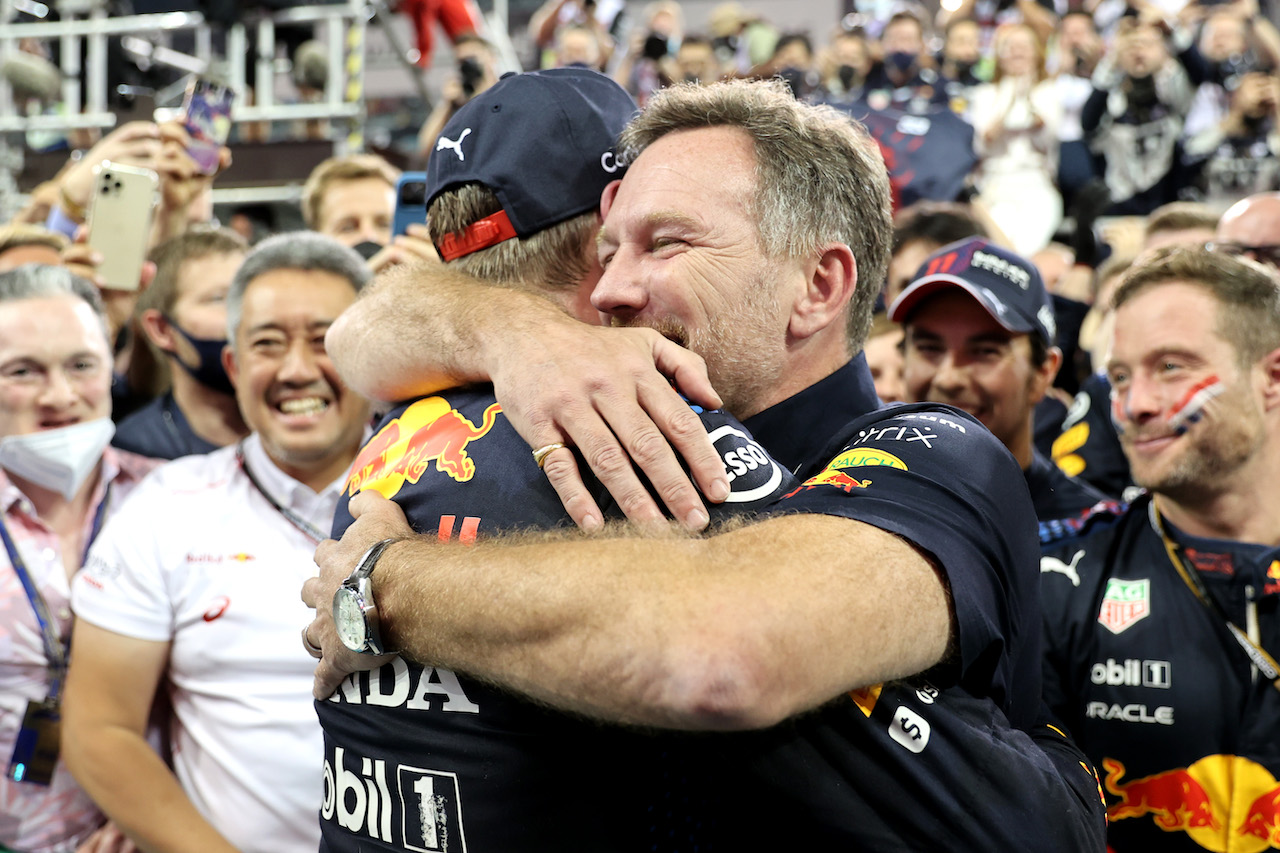 GP ABU DHABI, 1st place e new World Champion, Max Verstappen (NLD) Red Bull Racing RB16B e Christian Horner (GBR) Red Bull Racing Team Principal.
12.12.2021. Formula 1 World Championship, Rd 22, Abu Dhabi Grand Prix, Yas Marina Circuit, Abu Dhabi, Gara Day.
- www.xpbimages.com, EMail: requests@xpbimages.com © Copyright: Batchelor / XPB Images
