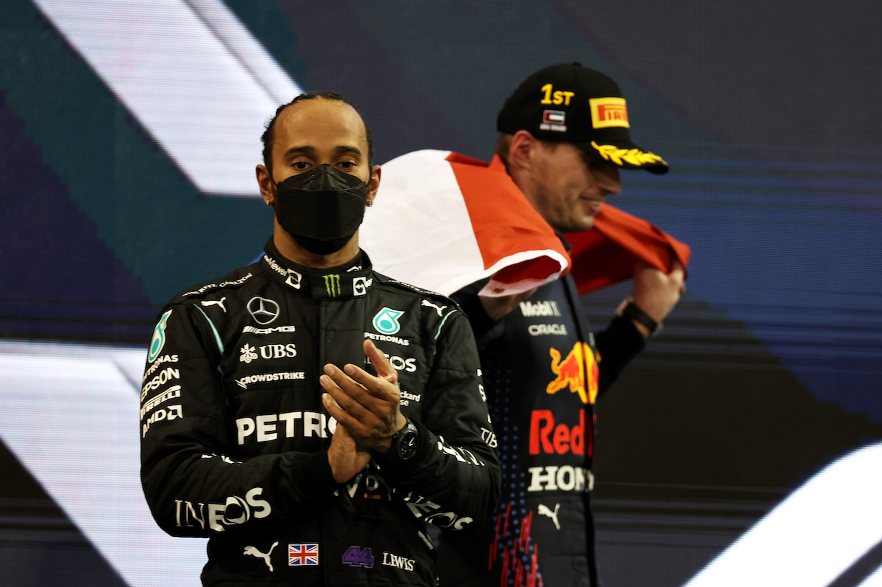 GP ABU DHABI, Lewis Hamilton (GBR) Mercedes AMG F1 W12 with 1st place e new World Champion, Max Verstappen (NLD) Red Bull Racing RB16B.
12.12.2021. Formula 1 World Championship, Rd 22, Abu Dhabi Grand Prix, Yas Marina Circuit, Abu Dhabi, Gara Day.
- www.xpbimages.com, EMail: requests@xpbimages.com ¬© Copyright: Batchelor / XPB Images