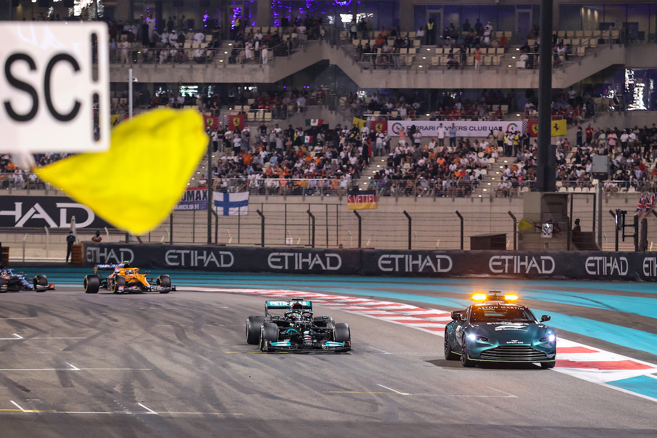 GP ABU DHABI, Safety Car, Lewis Hamilton (GBR), Mercedes AMG F1  
12.12.2021. Formula 1 World Championship, Rd 22, Abu Dhabi Grand Prix, Yas Marina Circuit, Abu Dhabi, Gara Day.
- www.xpbimages.com, EMail: requests@xpbimages.com © Copyright: Charniaux / XPB Images