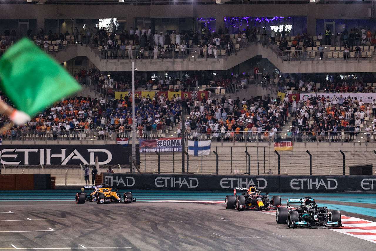GP ABU DHABI, Lewis Hamilton (GBR), Mercedes AMG F1  e Max Verstappen (NLD), Red Bull Racing last lap
12.12.2021. Formula 1 World Championship, Rd 22, Abu Dhabi Grand Prix, Yas Marina Circuit, Abu Dhabi, Gara Day.
- www.xpbimages.com, EMail: requests@xpbimages.com © Copyright: Charniaux / XPB Images