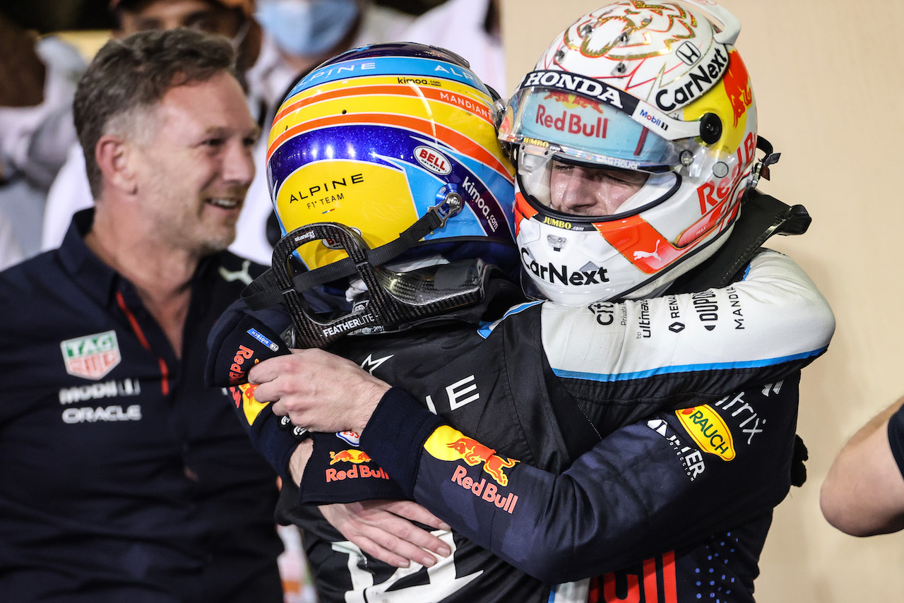 GP ABU DHABI, Max Verstappen (NLD), Red Bull Racing e Fernando Alonso (ESP), Alpine F1 Team 
12.12.2021. Formula 1 World Championship, Rd 22, Abu Dhabi Grand Prix, Yas Marina Circuit, Abu Dhabi, Gara Day.
- www.xpbimages.com, EMail: requests@xpbimages.com ¬© Copyright: Charniaux / XPB Images