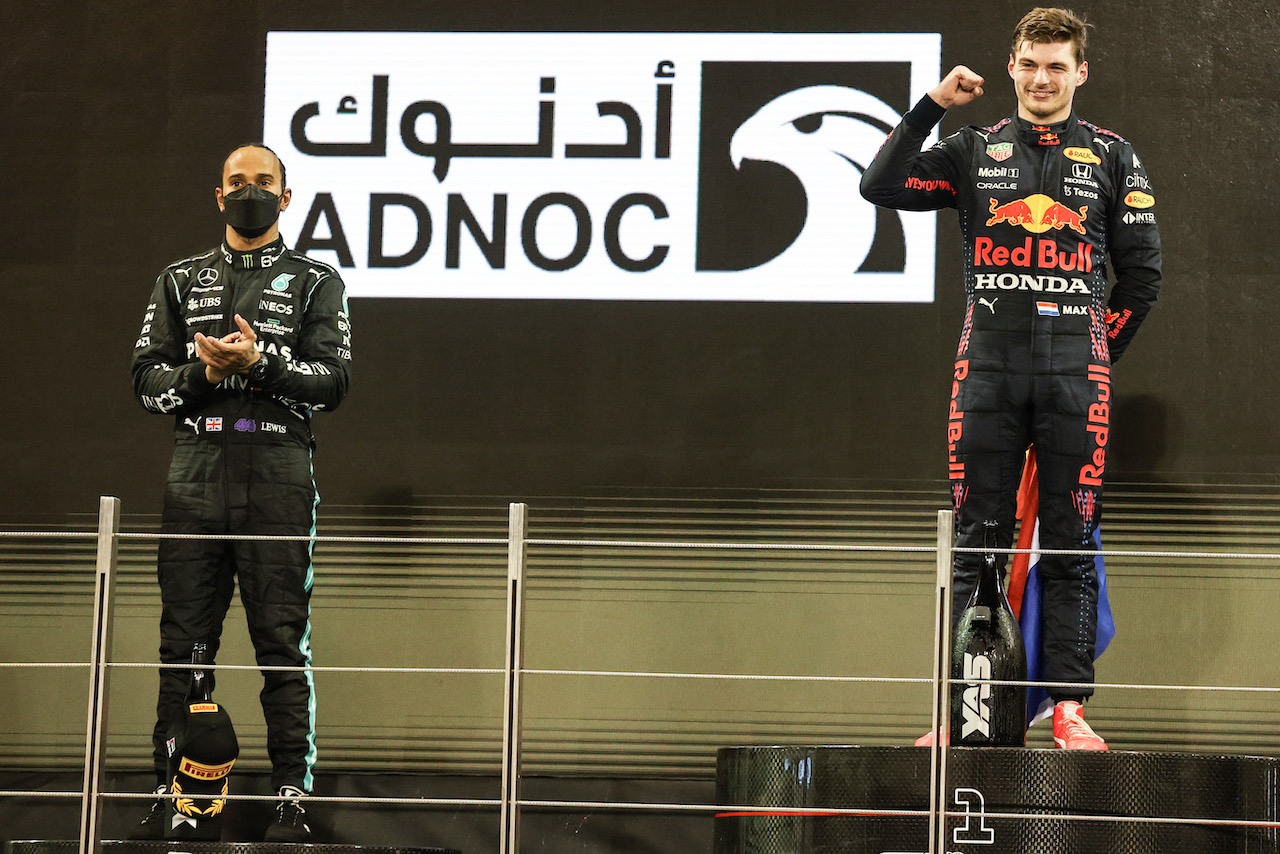 GP ABU DHABI, Lewis Hamilton (GBR), Mercedes AMG F1  e Max Verstappen (NLD), Red Bull Racing 
12.12.2021. Formula 1 World Championship, Rd 22, Abu Dhabi Grand Prix, Yas Marina Circuit, Abu Dhabi, Gara Day.
- www.xpbimages.com, EMail: requests@xpbimages.com © Copyright: Charniaux / XPB Images