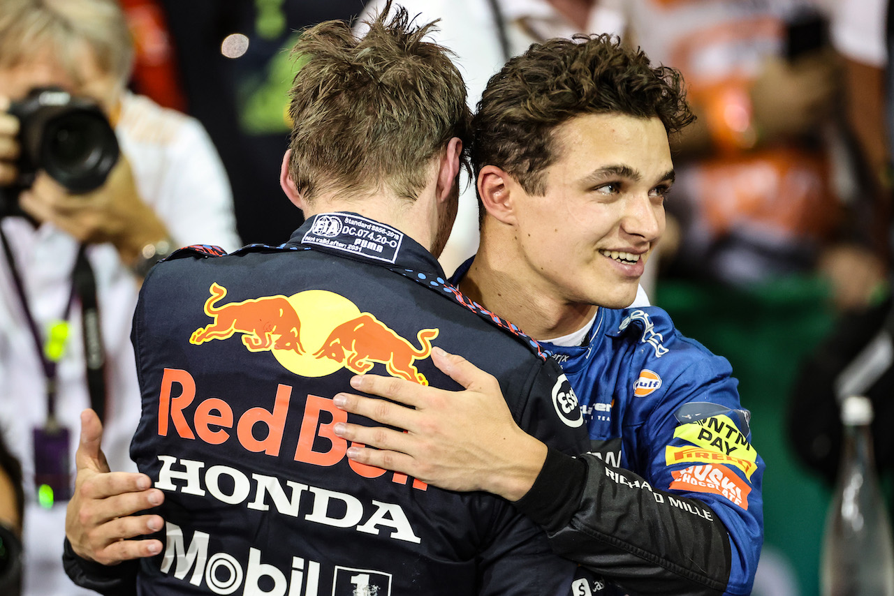 GP ABU DHABI, Max Verstappen (NLD), Red Bull Racing e Lando Norris (GBR), McLaren F1 Team 
12.12.2021. Formula 1 World Championship, Rd 22, Abu Dhabi Grand Prix, Yas Marina Circuit, Abu Dhabi, Gara Day.
- www.xpbimages.com, EMail: requests@xpbimages.com ¬© Copyright: Charniaux / XPB Images