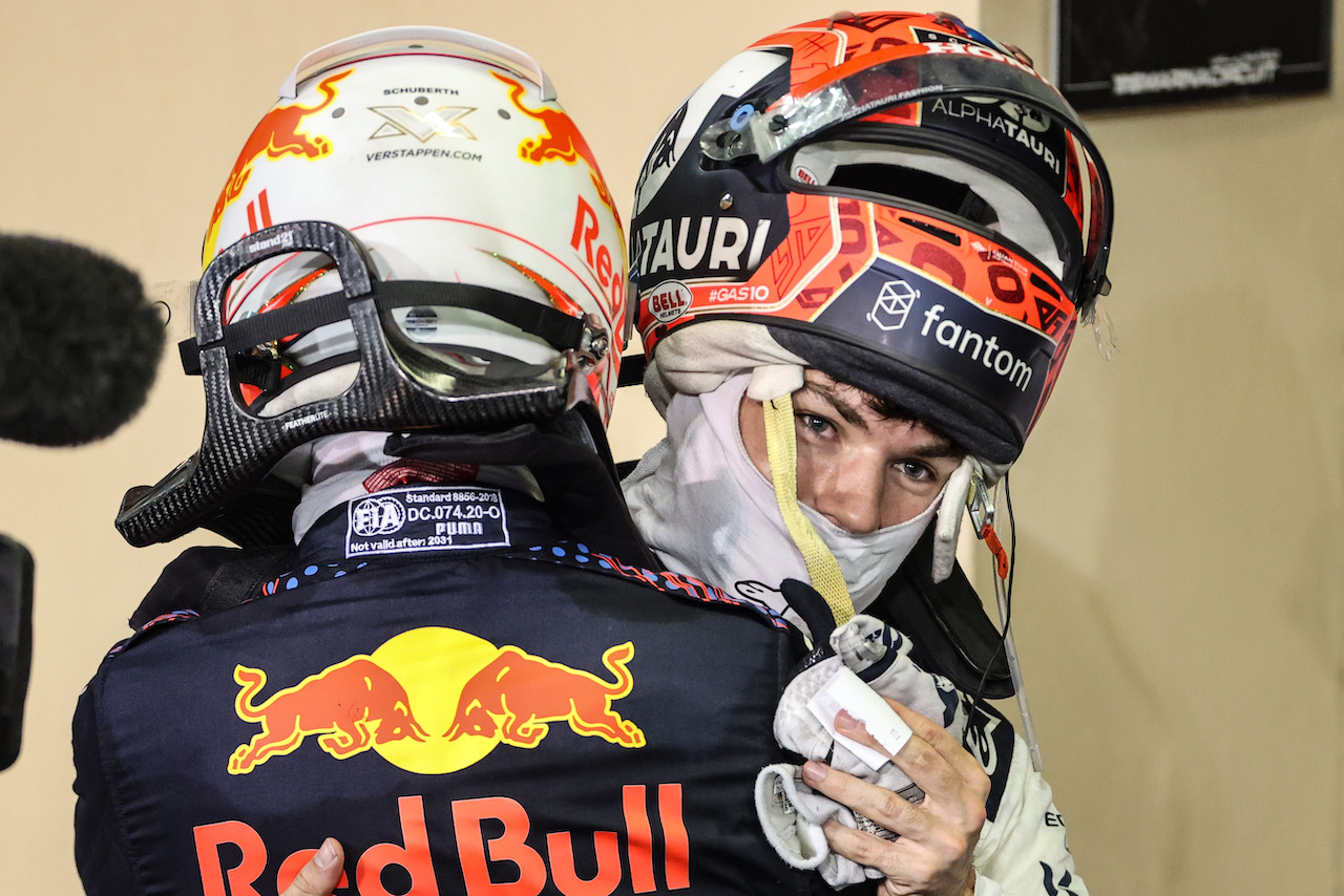 GP ABU DHABI, Max Verstappen (NLD), Red Bull Racing e Pierre Gasly (FRA), AlphaTauri F1 
12.12.2021. Formula 1 World Championship, Rd 22, Abu Dhabi Grand Prix, Yas Marina Circuit, Abu Dhabi, Gara Day.
- www.xpbimages.com, EMail: requests@xpbimages.com ¬© Copyright: Charniaux / XPB Images