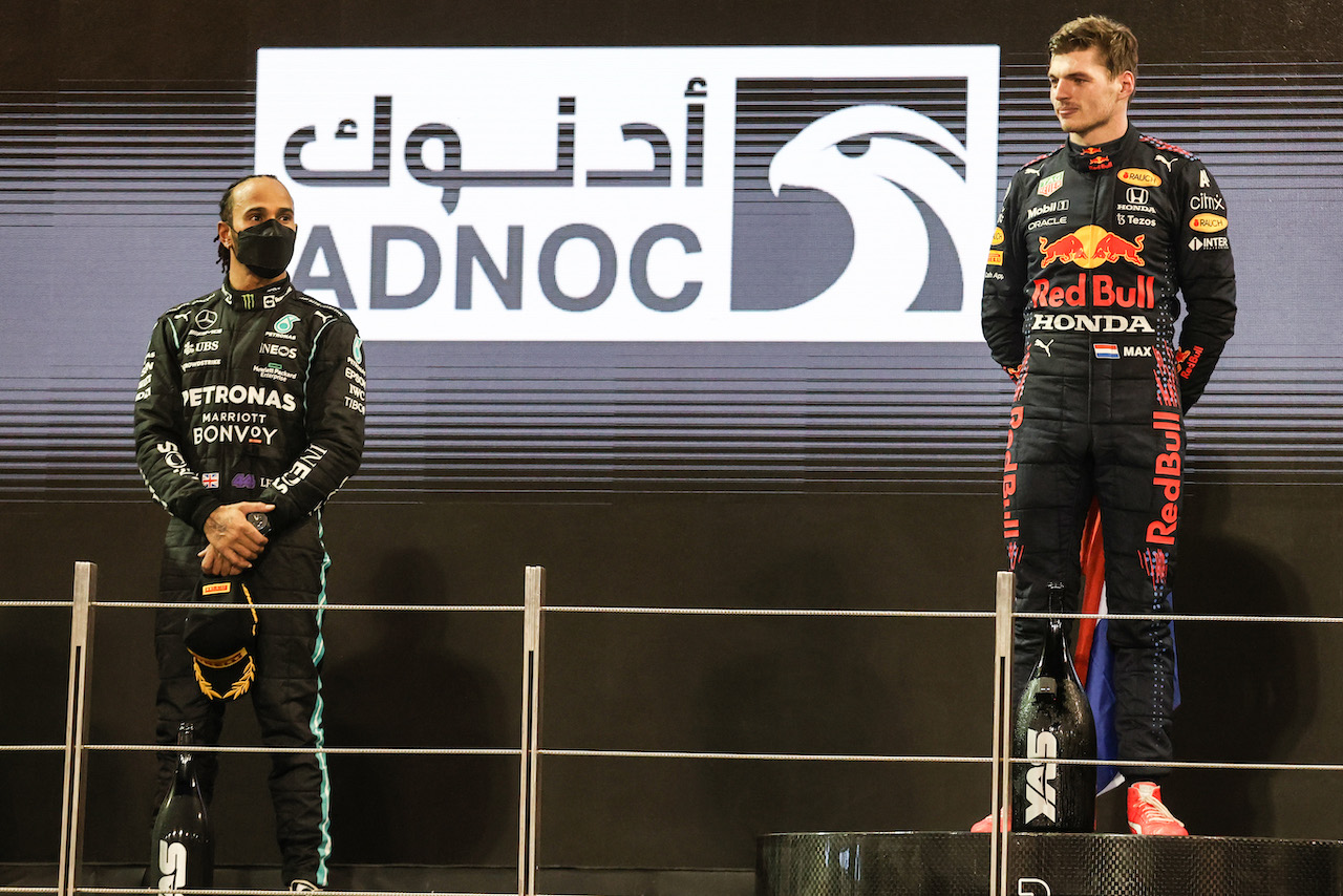 GP ABU DHABI, Lewis Hamilton (GBR), Mercedes AMG F1  e Max Verstappen (NLD), Red Bull Racing 
12.12.2021. Formula 1 World Championship, Rd 22, Abu Dhabi Grand Prix, Yas Marina Circuit, Abu Dhabi, Gara Day.
- www.xpbimages.com, EMail: requests@xpbimages.com ¬© Copyright: Charniaux / XPB Images