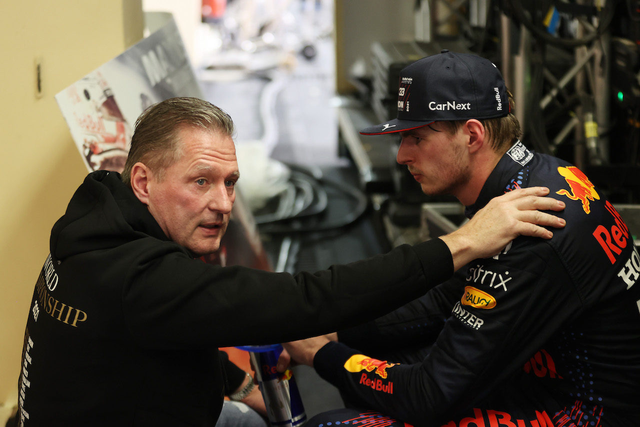 GP ABU DHABI, 
1st place e new World Champion, Max Verstappen (NLD) Red Bull Racing RB16B with Jos Verstappen (NLD).
12.12.2021. Formula 1 World Championship, Rd 22, Abu Dhabi Grand Prix, Yas Marina Circuit, Abu Dhabi, Gara Day.
- www.xpbimages.com, EMail: requests@xpbimages.com ¬© Copyright: Batchelor / XPB Images