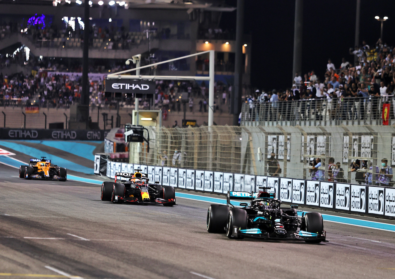 GP ABU DHABI, Lewis Hamilton (GBR) Mercedes AMG F1 W12 davanti a Max Verstappen (NLD) Red Bull Racing RB16B on the final lap of the race.
12.12.2021. Formula 1 World Championship, Rd 22, Abu Dhabi Grand Prix, Yas Marina Circuit, Abu Dhabi, Gara Day.
- www.xpbimages.com, EMail: requests@xpbimages.com © Copyright: Moy / XPB Images