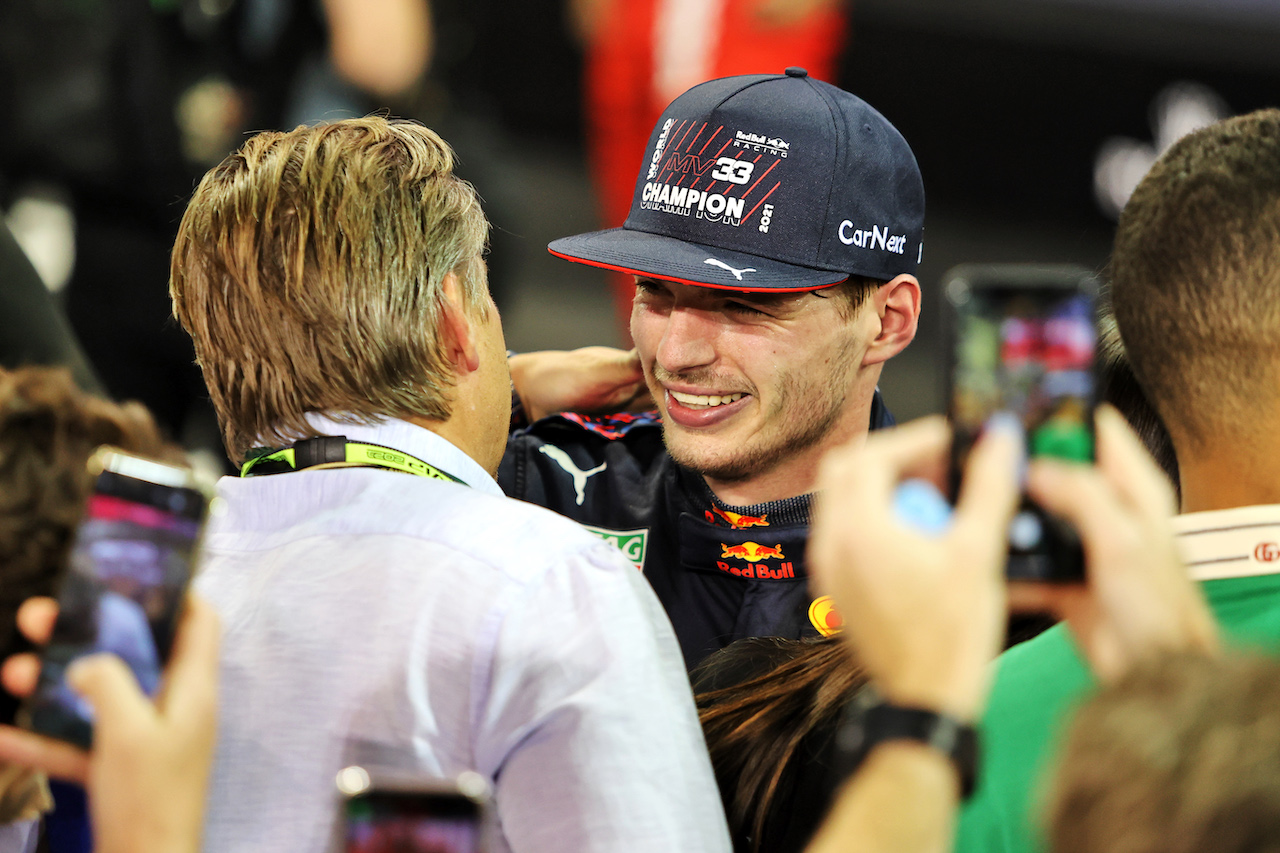 GP ABU DHABI, Gara winner e World Champion Max Verstappen (NLD) Red Bull Racing Max Verstappen (NLD) Red Bull Racing celebrates in parc ferme.
12.12.2021. Formula 1 World Championship, Rd 22, Abu Dhabi Grand Prix, Yas Marina Circuit, Abu Dhabi, Gara Day.
- www.xpbimages.com, EMail: requests@xpbimages.com © Copyright: Moy / XPB Images