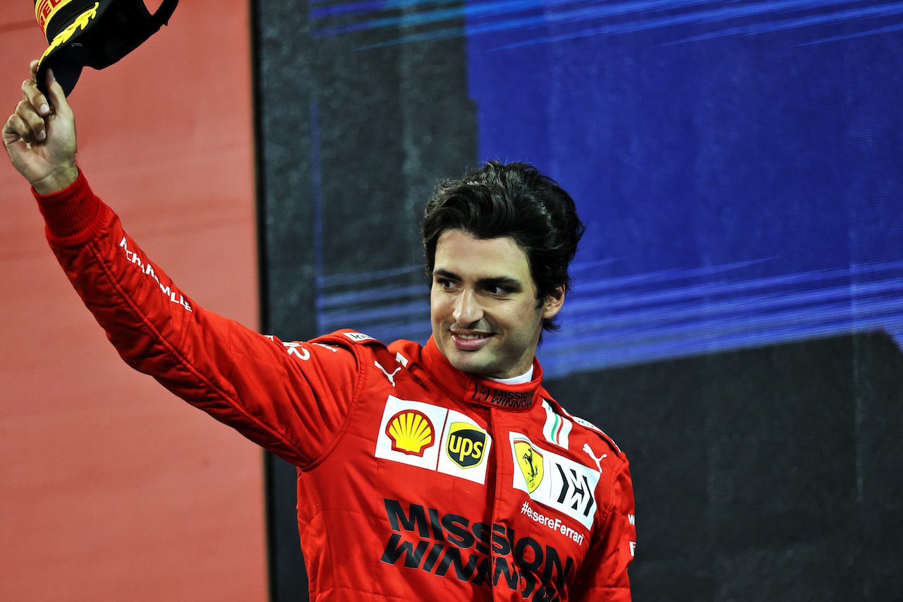 GP ABU DHABI, Carlos Sainz Jr (ESP) Ferrari celebrates his third position on the podium.
12.12.2021. Formula 1 World Championship, Rd 22, Abu Dhabi Grand Prix, Yas Marina Circuit, Abu Dhabi, Gara Day.
- www.xpbimages.com, EMail: requests@xpbimages.com © Copyright: Moy / XPB Images