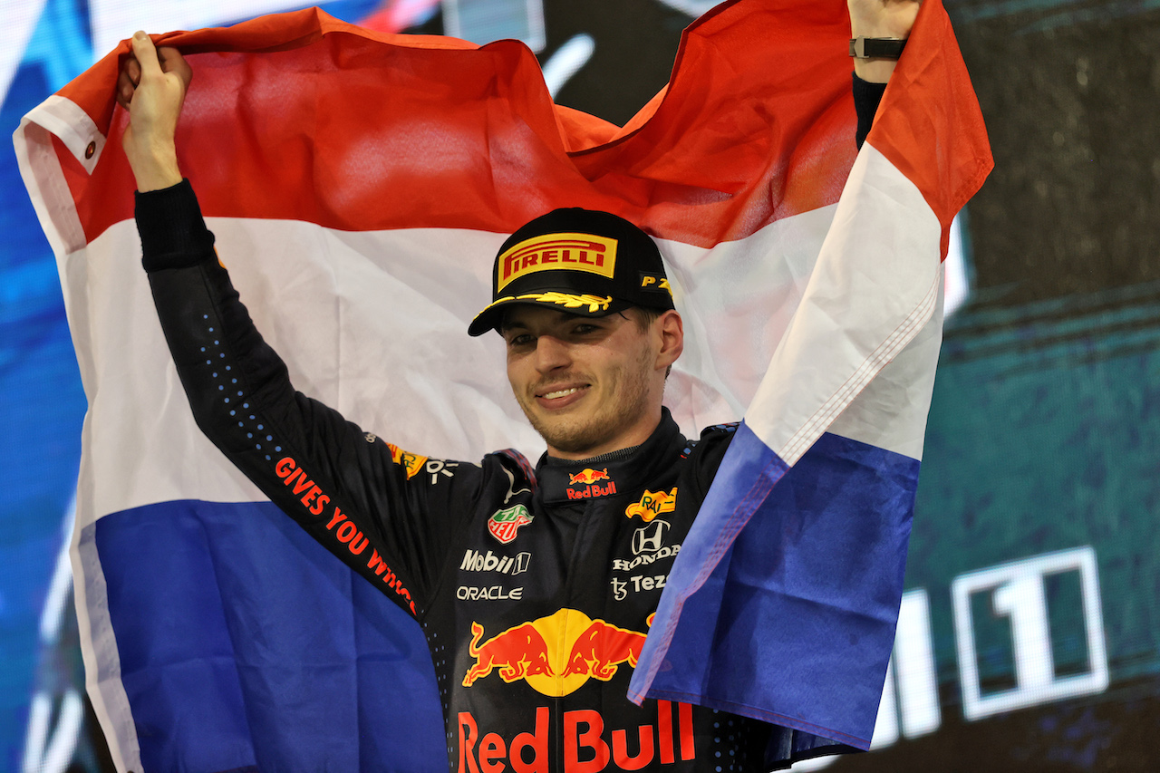 GP ABU DHABI, Gara winner e World Champion Max Verstappen (NLD) Red Bull Racing celebrates on the podium.
12.12.2021. Formula 1 World Championship, Rd 22, Abu Dhabi Grand Prix, Yas Marina Circuit, Abu Dhabi, Gara Day.
- www.xpbimages.com, EMail: requests@xpbimages.com © Copyright: Moy / XPB Images