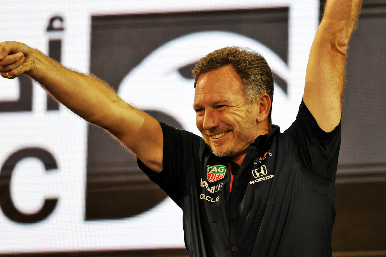 GP ABU DHABI, Christian Horner (GBR) Red Bull Racing Team Principal celebrates on the podium.
12.12.2021. Formula 1 World Championship, Rd 22, Abu Dhabi Grand Prix, Yas Marina Circuit, Abu Dhabi, Gara Day.
- www.xpbimages.com, EMail: requests@xpbimages.com © Copyright: Moy / XPB Images