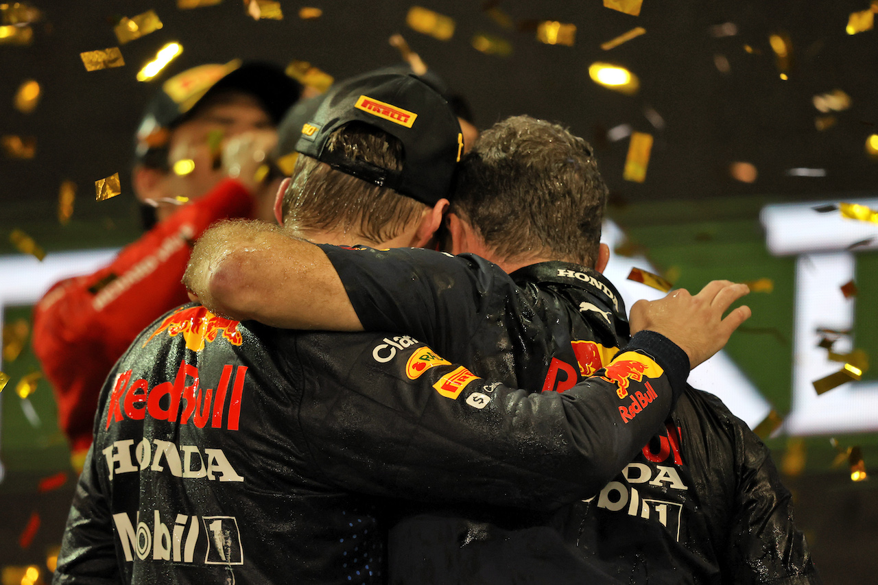 GP ABU DHABI, (L to R): Gara winner e World Champion Max Verstappen (NLD) Red Bull Racing celebrates on the podium with Christian Horner (GBR) Red Bull Racing Team Principal.
12.12.2021. Formula 1 World Championship, Rd 22, Abu Dhabi Grand Prix, Yas Marina Circuit, Abu Dhabi, Gara Day.
- www.xpbimages.com, EMail: requests@xpbimages.com © Copyright: Moy / XPB Images