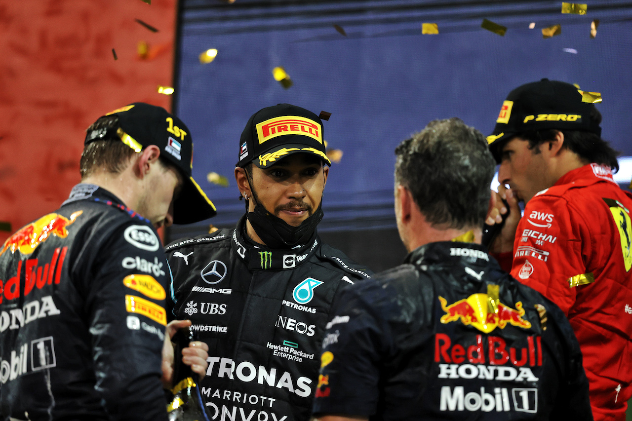 GP ABU DHABI, The podium (L to R): Max Verstappen (NLD) Red Bull Racing, vincitore, e World Champion; Lewis Hamilton (GBR) Mercedes AMG F1, second; Christian Horner (GBR) Red Bull Racing Team Principal; Carlos Sainz Jr (ESP) Ferrari, third.
12.12.2021. Formula 1 World Championship, Rd 22, Abu Dhabi Grand Prix, Yas Marina Circuit, Abu Dhabi, Gara Day.
- www.xpbimages.com, EMail: requests@xpbimages.com © Copyright: Moy / XPB Images