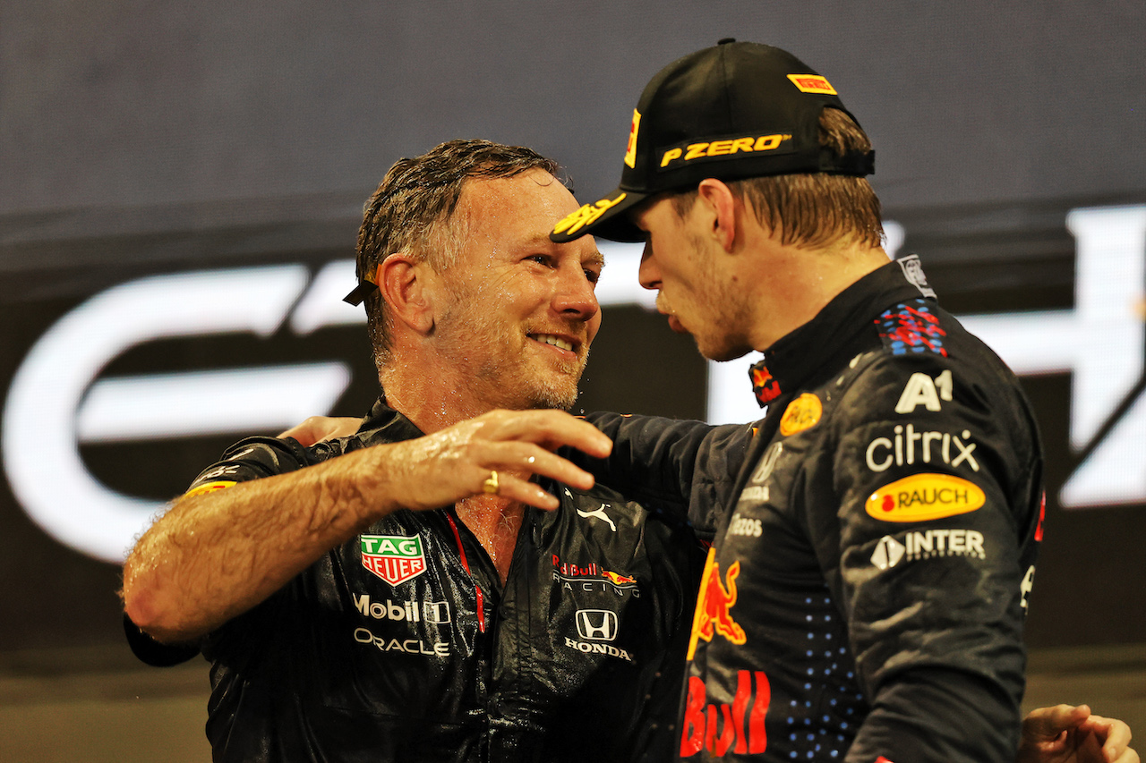 GP ABU DHABI, (L to R): Christian Horner (GBR) Red Bull Racing Team Principal celebrates on the podium with vincitore e World Champion Max Verstappen (NLD) Red Bull Racing.
12.12.2021. Formula 1 World Championship, Rd 22, Abu Dhabi Grand Prix, Yas Marina Circuit, Abu Dhabi, Gara Day.
- www.xpbimages.com, EMail: requests@xpbimages.com © Copyright: Moy / XPB Images