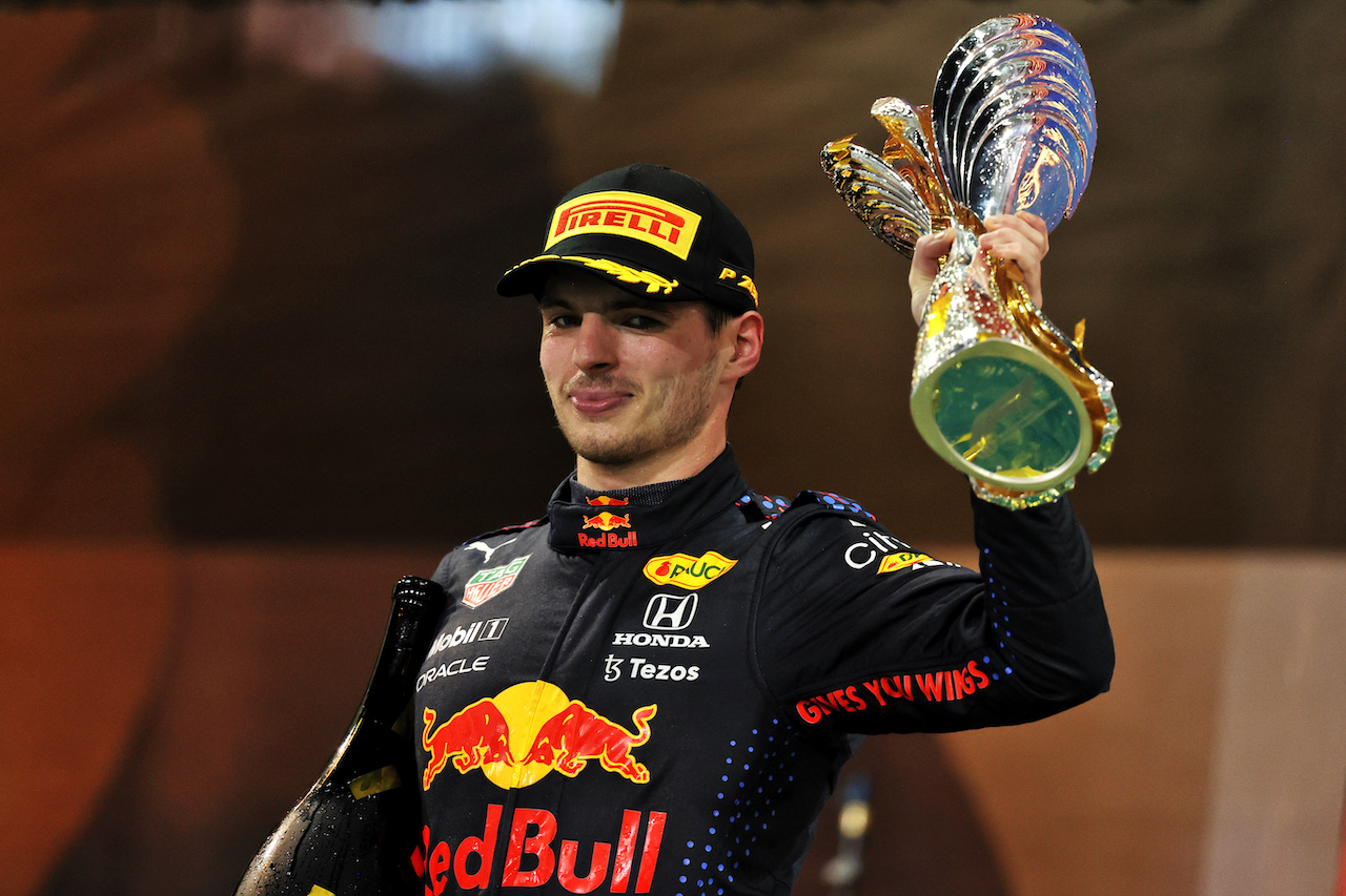 GP ABU DHABI, Gara winner e World Champion Max Verstappen (NLD) Red Bull Racing celebrates on the podium.
12.12.2021. Formula 1 World Championship, Rd 22, Abu Dhabi Grand Prix, Yas Marina Circuit, Abu Dhabi, Gara Day.
- www.xpbimages.com, EMail: requests@xpbimages.com © Copyright: Moy / XPB Images