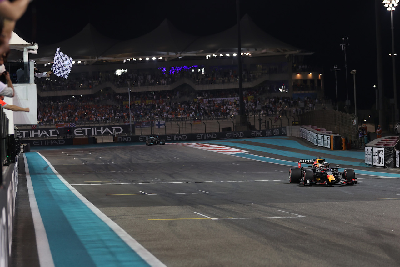 GP ABU DHABI, 1st place e new World Champion, Max Verstappen (NLD) Red Bull Racing RB16B.
12.12.2021. Formula 1 World Championship, Rd 22, Abu Dhabi Grand Prix, Yas Marina Circuit, Abu Dhabi, Gara Day.
- www.xpbimages.com, EMail: requests@xpbimages.com © Copyright: Batchelor / XPB Images
