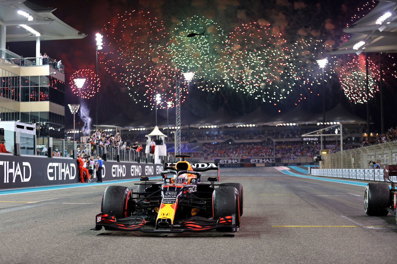 GP ABU DHABI, 1st place e new World Champion, Max Verstappen (NLD) Red Bull Racing RB16B.
12.12.2021. Formula 1 World Championship, Rd 22, Abu Dhabi Grand Prix, Yas Marina Circuit, Abu Dhabi, Gara Day.
- www.xpbimages.com, EMail: requests@xpbimages.com ¬© Copyright: Batchelor / XPB Images