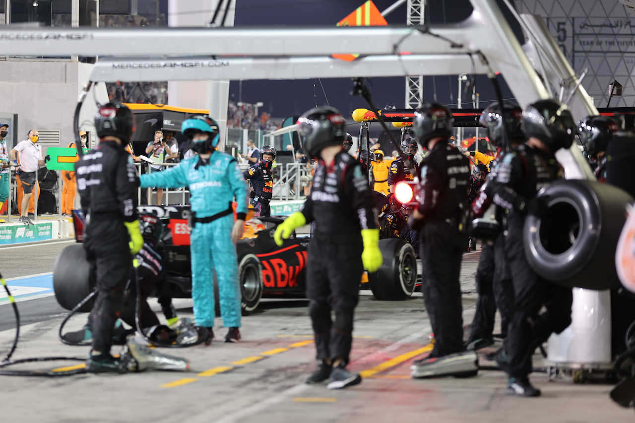 GP ABU DHABI, Max Verstappen (NLD) Red Bull Racing RB16B makes a final pit stop.
12.12.2021. Formula 1 World Championship, Rd 22, Abu Dhabi Grand Prix, Yas Marina Circuit, Abu Dhabi, Gara Day.
- www.xpbimages.com, EMail: requests@xpbimages.com ¬© Copyright: Batchelor / XPB Images