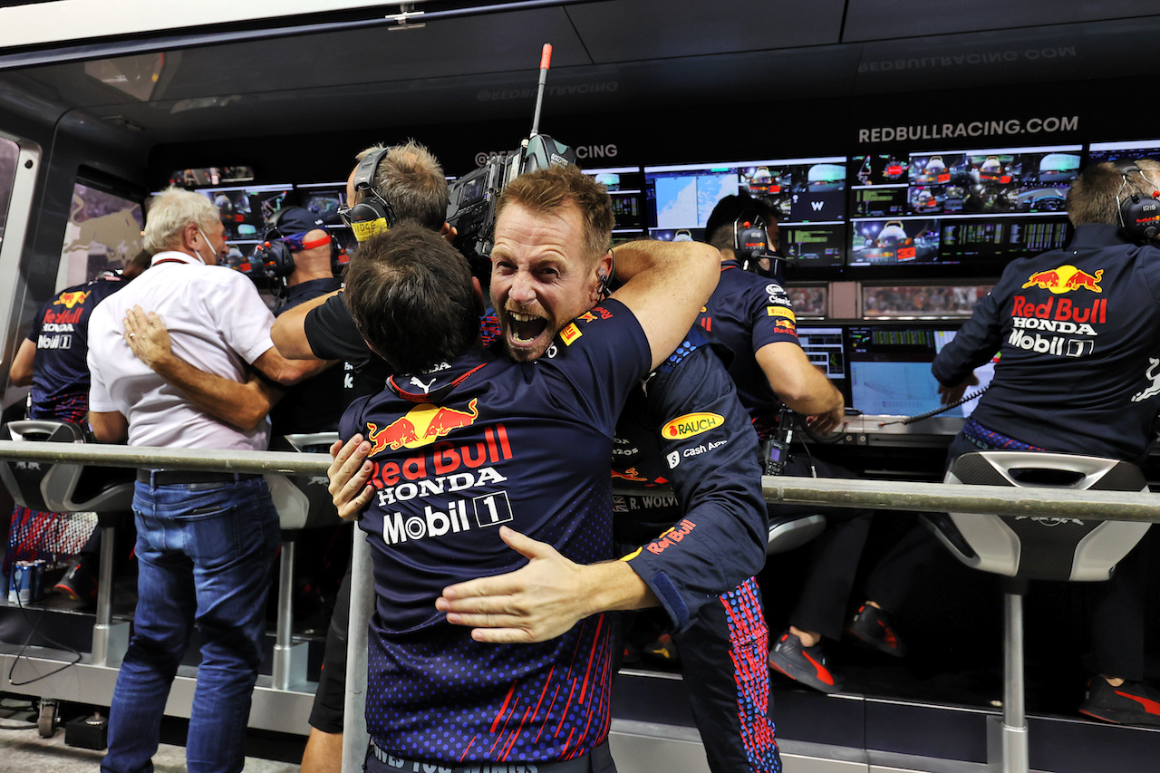 GP ABU DHABI, Red Bull Racing celebrates Max Verstappen (NLD) Red Bull Racing RB16B winning the race e the World Championship.
12.12.2021. Formula 1 World Championship, Rd 22, Abu Dhabi Grand Prix, Yas Marina Circuit, Abu Dhabi, Gara Day.
- www.xpbimages.com, EMail: requests@xpbimages.com © Copyright: Moy / XPB Images