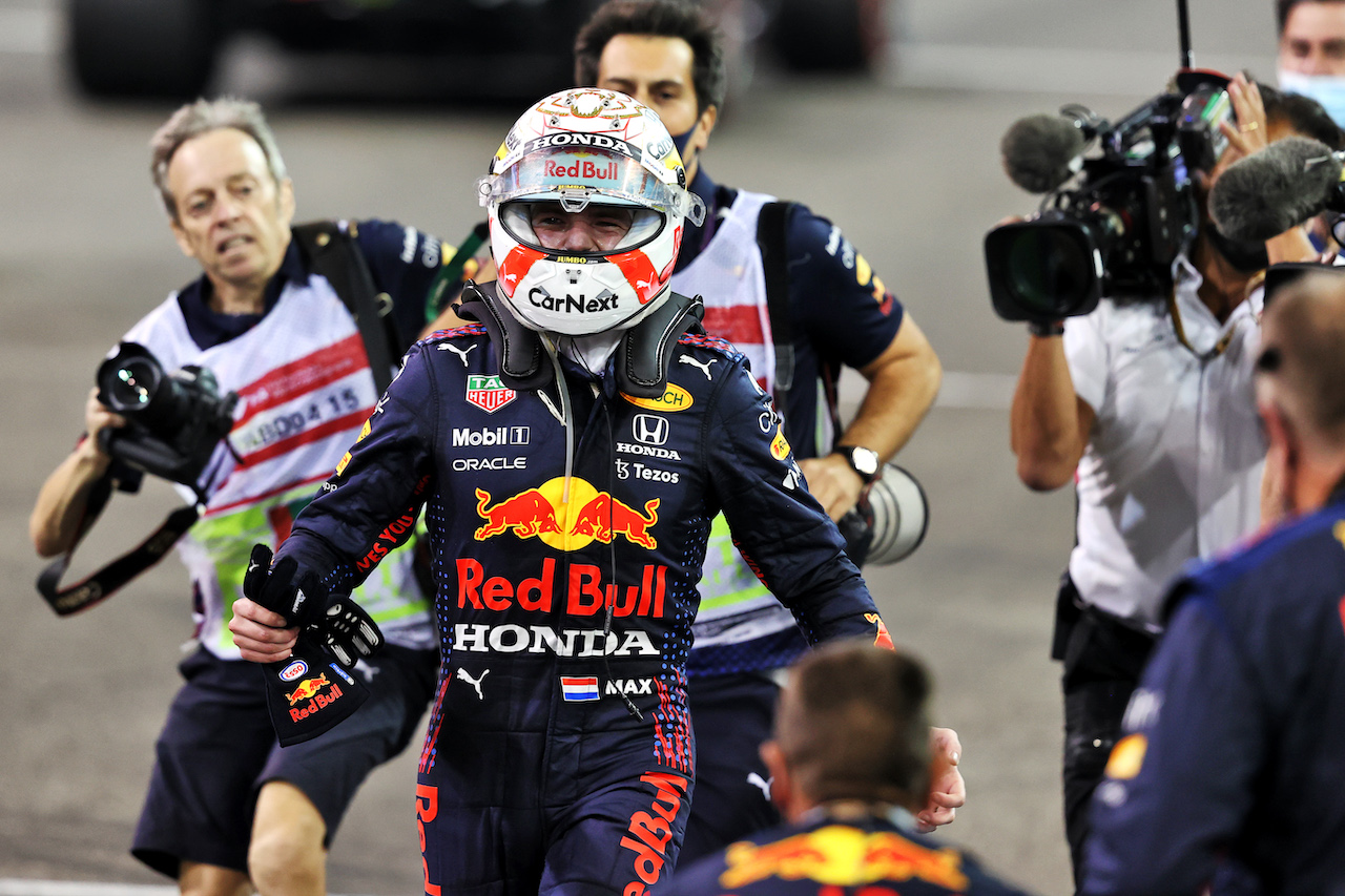 GP ABU DHABI, Gara winner e World Champion Max Verstappen (NLD) Red Bull Racing celebrates in parc ferme.
12.12.2021. Formula 1 World Championship, Rd 22, Abu Dhabi Grand Prix, Yas Marina Circuit, Abu Dhabi, Gara Day.
- www.xpbimages.com, EMail: requests@xpbimages.com © Copyright: Moy / XPB Images