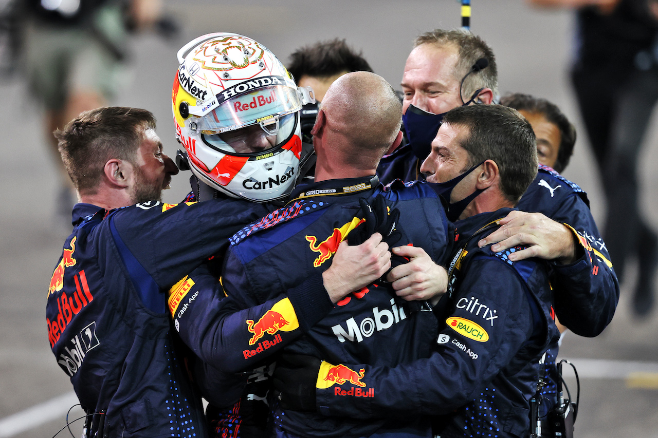 GP ABU DHABI, Gara winner e World Champion Max Verstappen (NLD) Red Bull Racing celebrates in parc ferme.
12.12.2021. Formula 1 World Championship, Rd 22, Abu Dhabi Grand Prix, Yas Marina Circuit, Abu Dhabi, Gara Day.
- www.xpbimages.com, EMail: requests@xpbimages.com © Copyright: Moy / XPB Images