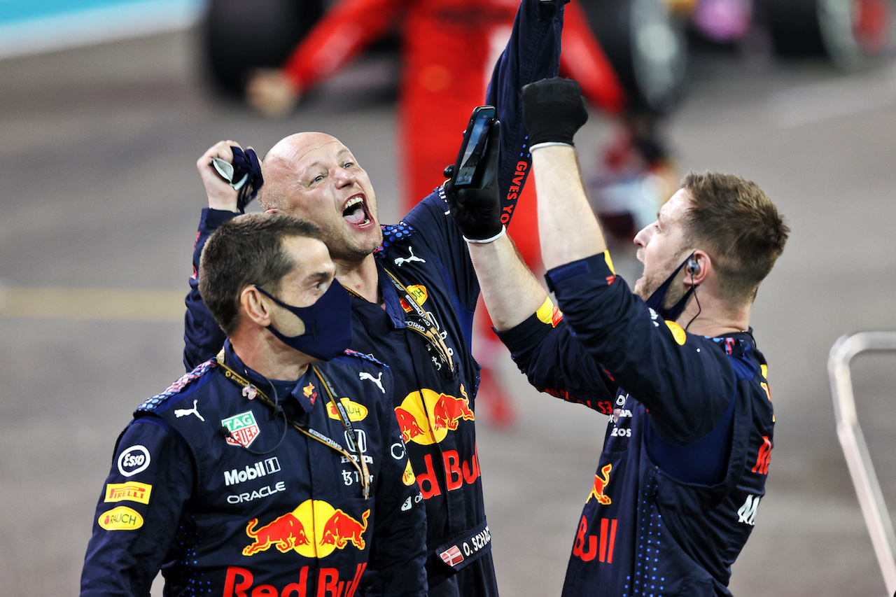 GP ABU DHABI, Red Bull Racing celebrates Max Verstappen (NLD) Red Bull Racing RB16B winning the race e the World Championship.
12.12.2021. Formula 1 World Championship, Rd 22, Abu Dhabi Grand Prix, Yas Marina Circuit, Abu Dhabi, Gara Day.
- www.xpbimages.com, EMail: requests@xpbimages.com © Copyright: Moy / XPB Images