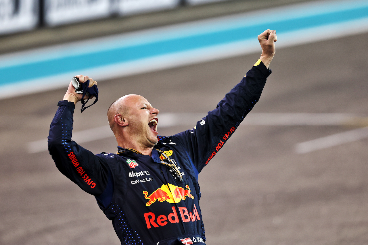 GP ABU DHABI, Red Bull Racing celebrates Max Verstappen (NLD) Red Bull Racing RB16B winning the race e the World Championship.
12.12.2021. Formula 1 World Championship, Rd 22, Abu Dhabi Grand Prix, Yas Marina Circuit, Abu Dhabi, Gara Day.
- www.xpbimages.com, EMail: requests@xpbimages.com © Copyright: Moy / XPB Images
