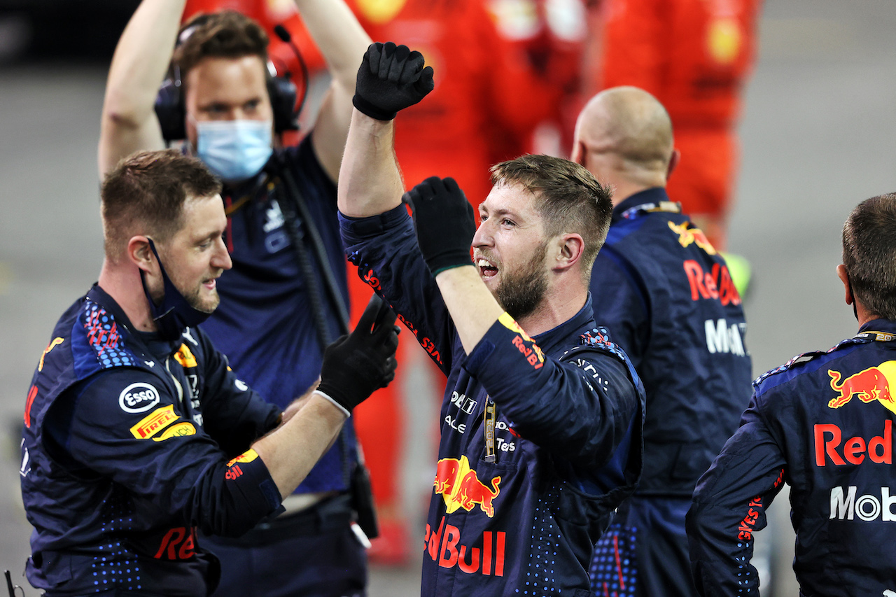 GP ABU DHABI, Red Bull Racing celebrates Max Verstappen (NLD) Red Bull Racing RB16B winning the race e the World Championship.
12.12.2021. Formula 1 World Championship, Rd 22, Abu Dhabi Grand Prix, Yas Marina Circuit, Abu Dhabi, Gara Day.
- www.xpbimages.com, EMail: requests@xpbimages.com © Copyright: Moy / XPB Images