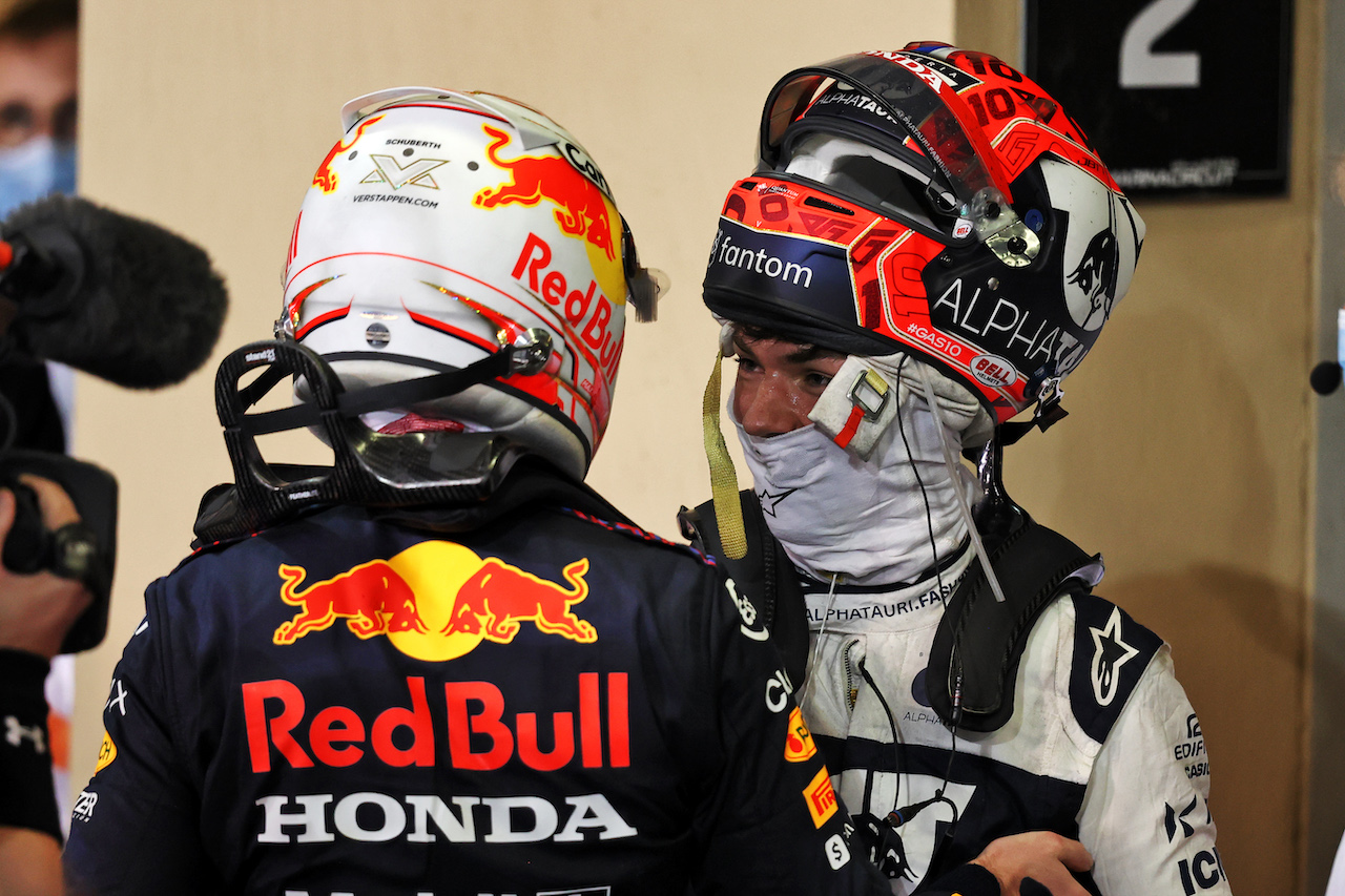 GP ABU DHABI, (L to R): Gara winner e World Champion Max Verstappen (NLD) Red Bull Racing celebrates in parc ferme with Pierre Gasly (FRA) AlphaTauri.
12.12.2021. Formula 1 World Championship, Rd 22, Abu Dhabi Grand Prix, Yas Marina Circuit, Abu Dhabi, Gara Day.
- www.xpbimages.com, EMail: requests@xpbimages.com © Copyright: Moy / XPB Images