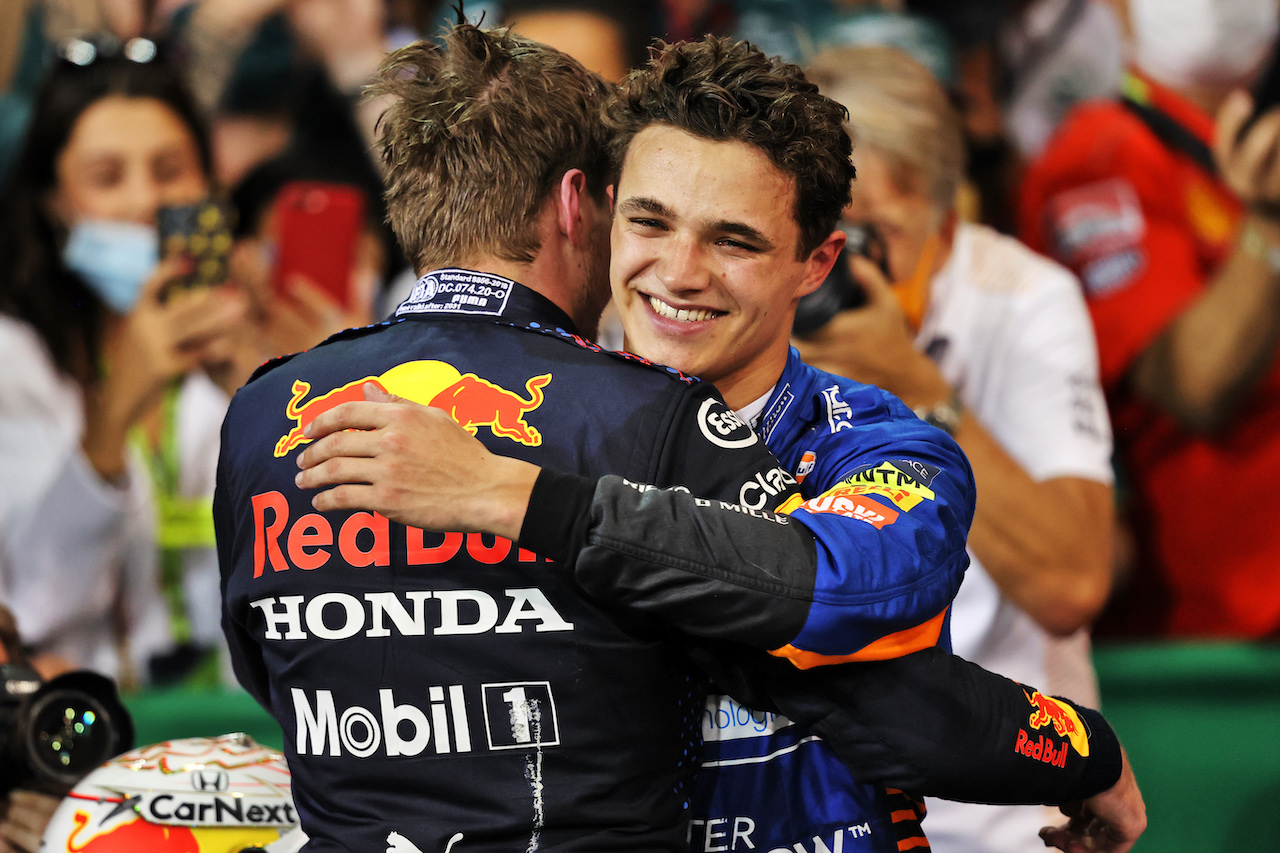GP ABU DHABI, (L to R): Gara winner e World Champion Max Verstappen (NLD) Red Bull Racing celebrates in parc ferme with Lando Norris (GBR) McLaren.
12.12.2021. Formula 1 World Championship, Rd 22, Abu Dhabi Grand Prix, Yas Marina Circuit, Abu Dhabi, Gara Day.
- www.xpbimages.com, EMail: requests@xpbimages.com © Copyright: Moy / XPB Images