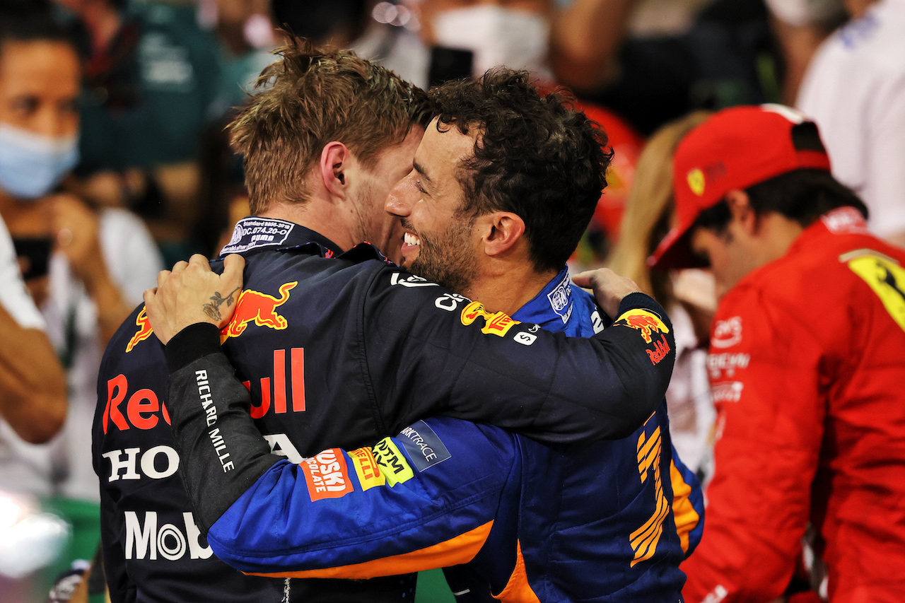 GP ABU DHABI, (L to R): Gara winner e World Champion Max Verstappen (NLD) Red Bull Racing celebrates in parc ferme with Daniel Ricciardo (AUS) McLaren.
12.12.2021. Formula 1 World Championship, Rd 22, Abu Dhabi Grand Prix, Yas Marina Circuit, Abu Dhabi, Gara Day.
- www.xpbimages.com, EMail: requests@xpbimages.com © Copyright: Moy / XPB Images