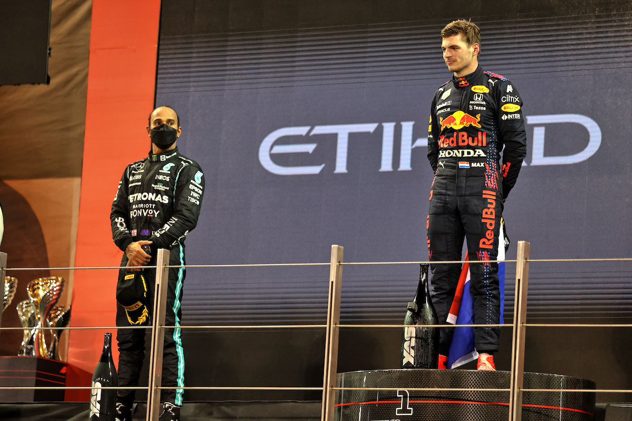 GP ABU DHABI, (L to R): second placed Lewis Hamilton (GBR) Mercedes AMG F1 on the podium with vincitore e World Champion Max Verstappen (NLD) Red Bull Racing.
12.12.2021. Formula 1 World Championship, Rd 22, Abu Dhabi Grand Prix, Yas Marina Circuit, Abu Dhabi, Gara Day.
- www.xpbimages.com, EMail: requests@xpbimages.com © Copyright: Moy / XPB Images