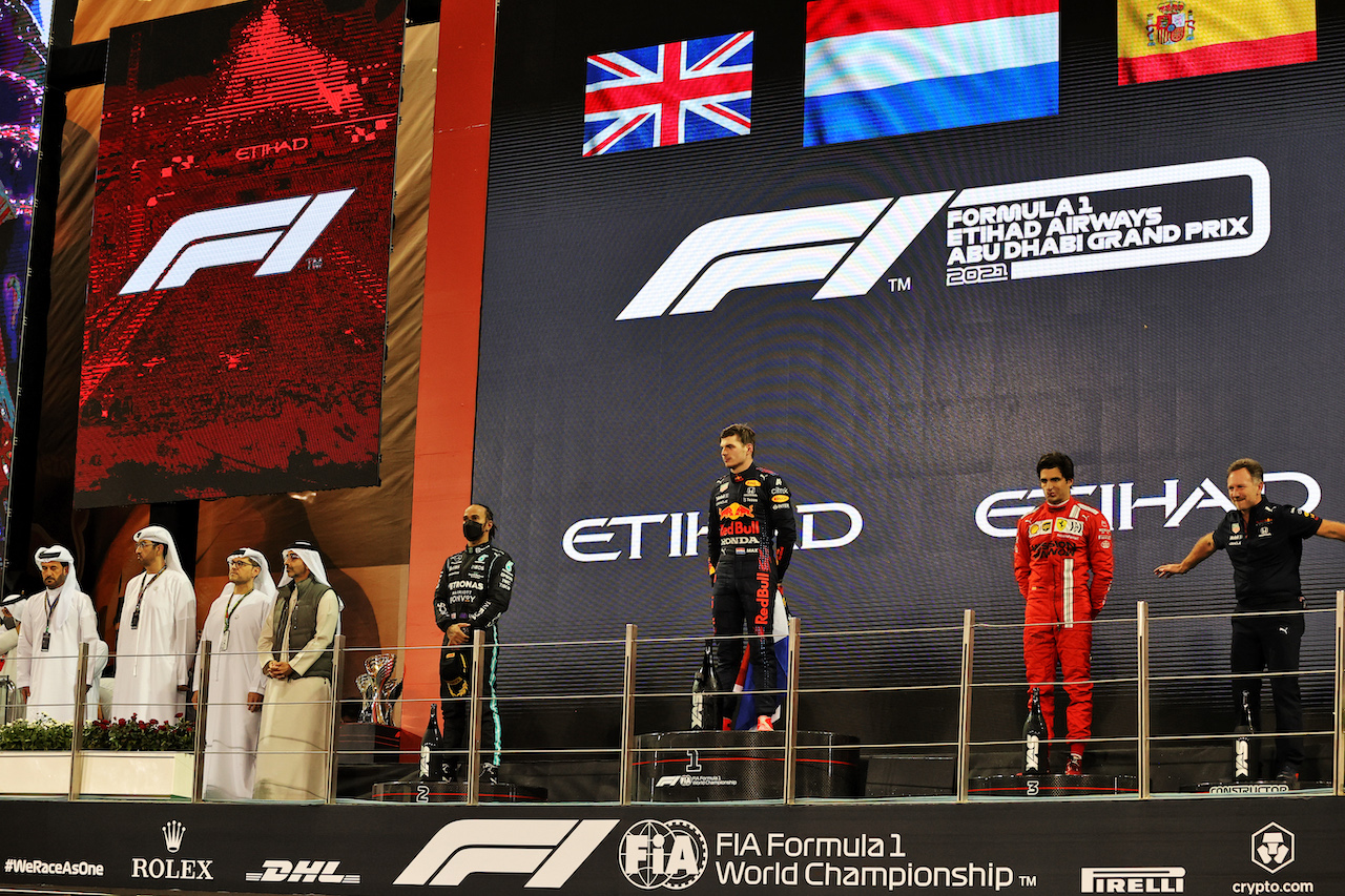 GP ABU DHABI, The podium (L to R): Lewis Hamilton (GBR) Mercedes AMG F1, second; Max Verstappen (NLD) Red Bull Racing, vincitore e World Champion; Carlos Sainz Jr (ESP) Ferrari, third; Christian Horner (GBR) Red Bull Racing Team Principal.
12.12.2021. Formula 1 World Championship, Rd 22, Abu Dhabi Grand Prix, Yas Marina Circuit, Abu Dhabi, Gara Day.
- www.xpbimages.com, EMail: requests@xpbimages.com © Copyright: Moy / XPB Images