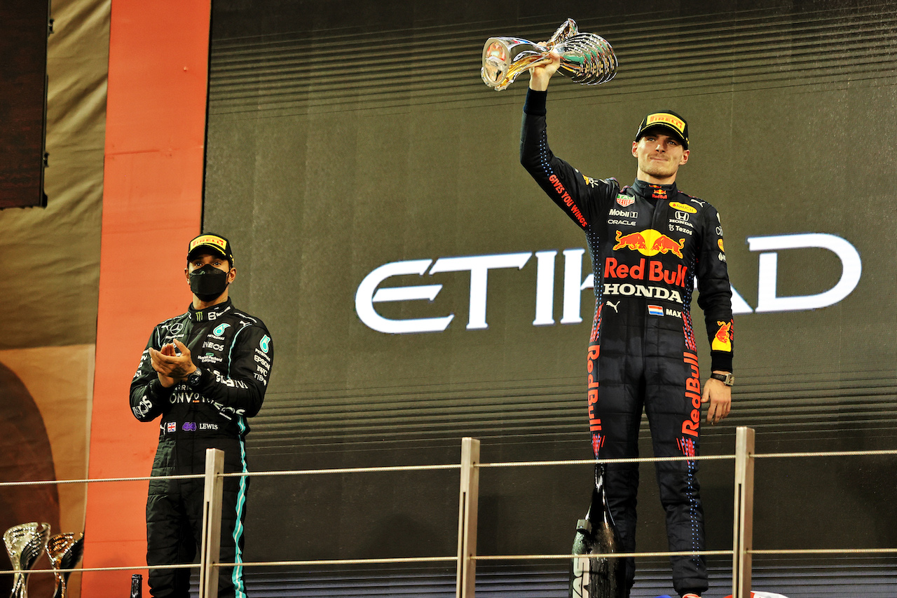 GP ABU DHABI, Gara winner e World Champion Max Verstappen (NLD) Red Bull Racing celebrates on the podium alongside second placed Lewis Hamilton (GBR) Mercedes AMG F1 (Left).
12.12.2021. Formula 1 World Championship, Rd 22, Abu Dhabi Grand Prix, Yas Marina Circuit, Abu Dhabi, Gara Day.
- www.xpbimages.com, EMail: requests@xpbimages.com © Copyright: Moy / XPB Images