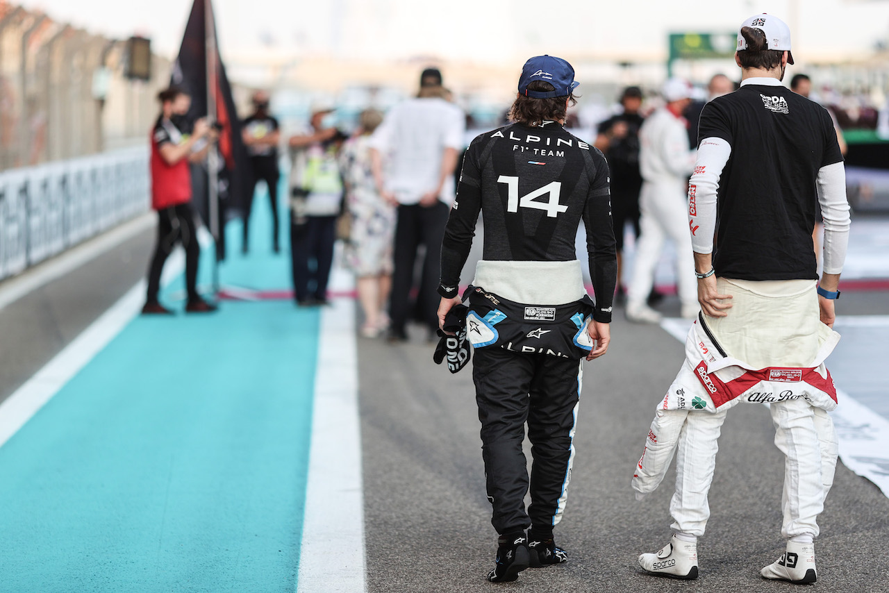 GP ABU DHABI, Fernando Alonso (ESP), Alpine F1 Team e Antonio Giovinazzi (ITA), Alfa Romeo Racing 
12.12.2021. Formula 1 World Championship, Rd 22, Abu Dhabi Grand Prix, Yas Marina Circuit, Abu Dhabi, Gara Day.
- www.xpbimages.com, EMail: requests@xpbimages.com ¬© Copyright: Charniaux / XPB Images