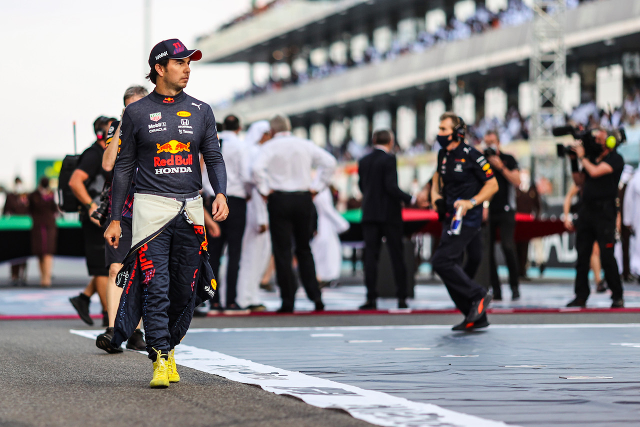 GP ABU DHABI, Sergio Perez (MEX), Red Bull Racing 
12.12.2021. Formula 1 World Championship, Rd 22, Abu Dhabi Grand Prix, Yas Marina Circuit, Abu Dhabi, Gara Day.
- www.xpbimages.com, EMail: requests@xpbimages.com ¬© Copyright: Charniaux / XPB Images