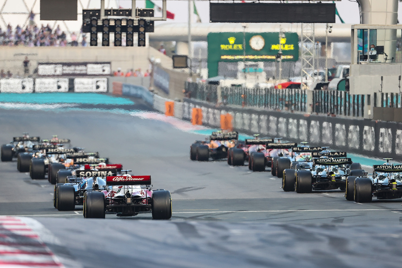 GP ABU DHABI, Start of the race
12.12.2021. Formula 1 World Championship, Rd 22, Abu Dhabi Grand Prix, Yas Marina Circuit, Abu Dhabi, Gara Day.
- www.xpbimages.com, EMail: requests@xpbimages.com © Copyright: Charniaux / XPB Images