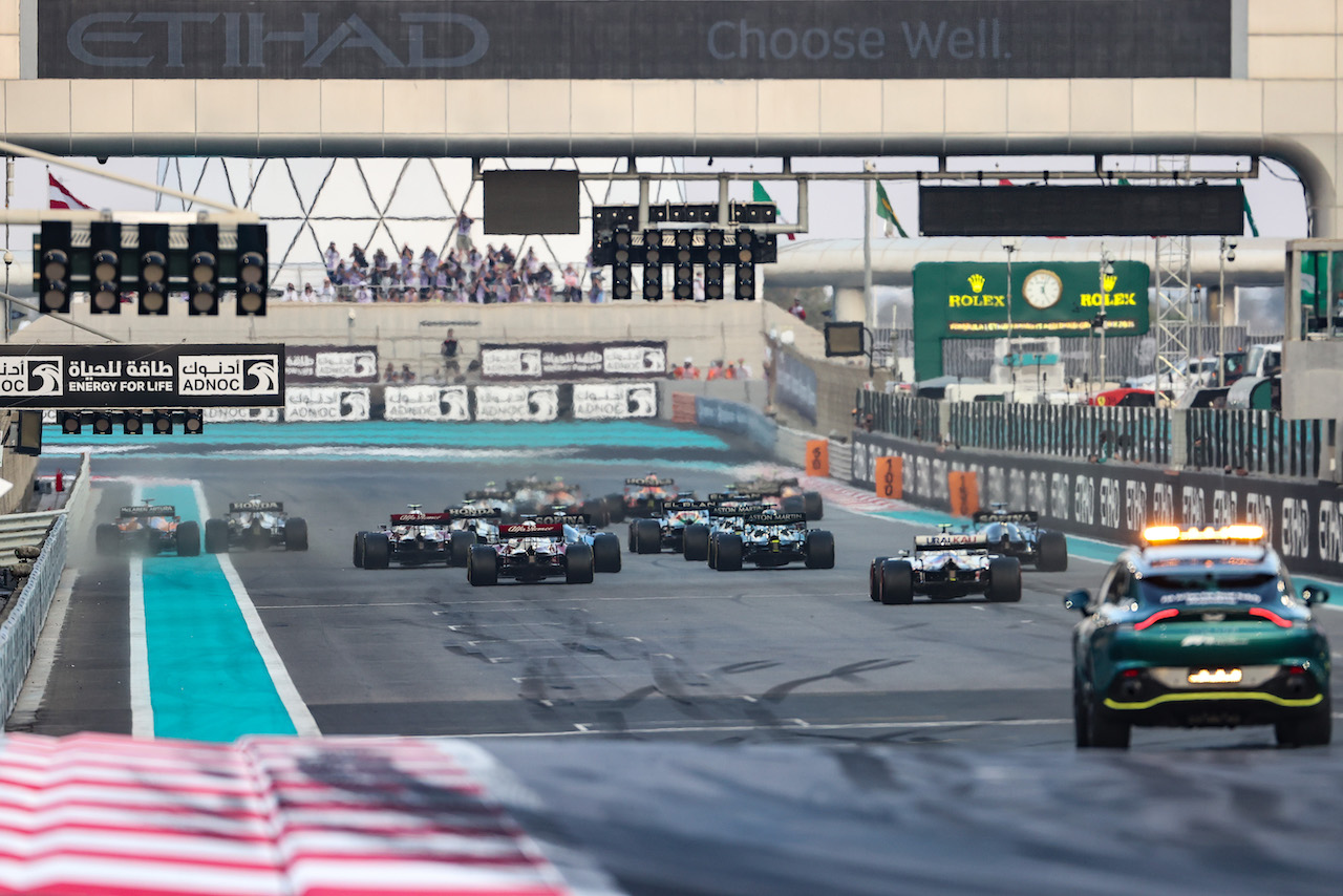 GP ABU DHABI, Start of the race
12.12.2021. Formula 1 World Championship, Rd 22, Abu Dhabi Grand Prix, Yas Marina Circuit, Abu Dhabi, Gara Day.
- www.xpbimages.com, EMail: requests@xpbimages.com ¬© Copyright: Charniaux / XPB Images