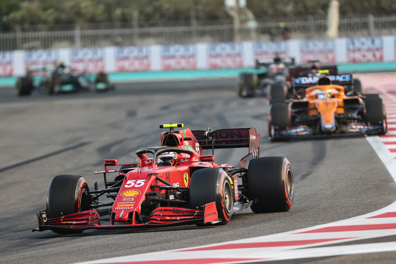 GP ABU DHABI, Carlos Sainz Jr (ESP), Ferrari 
12.12.2021. Formula 1 World Championship, Rd 22, Abu Dhabi Grand Prix, Yas Marina Circuit, Abu Dhabi, Gara Day.
- www.xpbimages.com, EMail: requests@xpbimages.com © Copyright: Charniaux / XPB Images